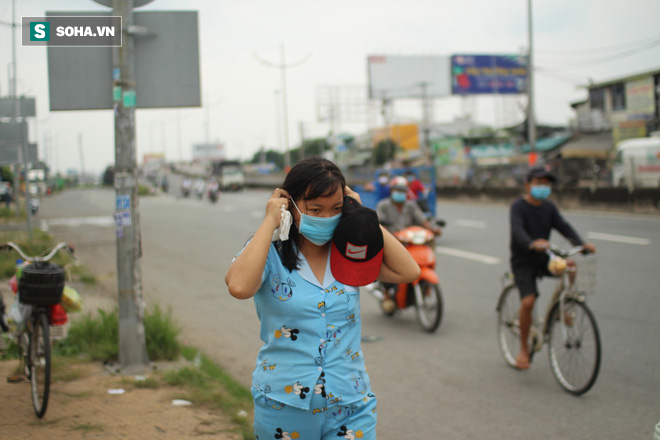 Nước mắt của người dân từ TP.HCM đi bộ hàng trăm cây số về miền Tây: Chẳng còn nơi nào để ở lại - Ảnh 1.