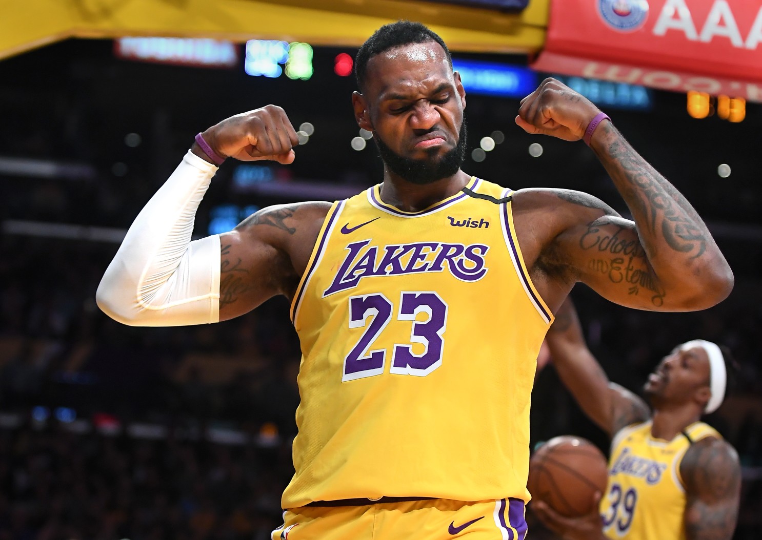 Choáng ngợp với món quà vinh danh mà LeBron James nhận được từ Nike - Ảnh 1.