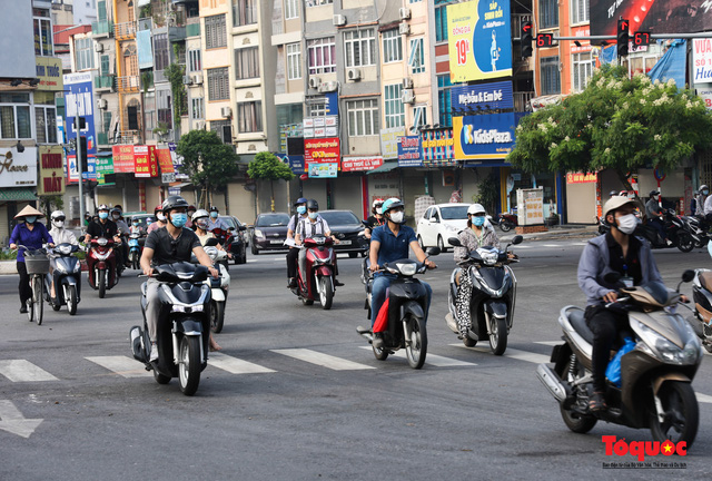 Xây dựng văn hóa giao thông Hà Nội, nét đẹp đô thị văn minh - Bài 2: Hãy bắt đầu từ những hành vi nhỏ - Ảnh 1.