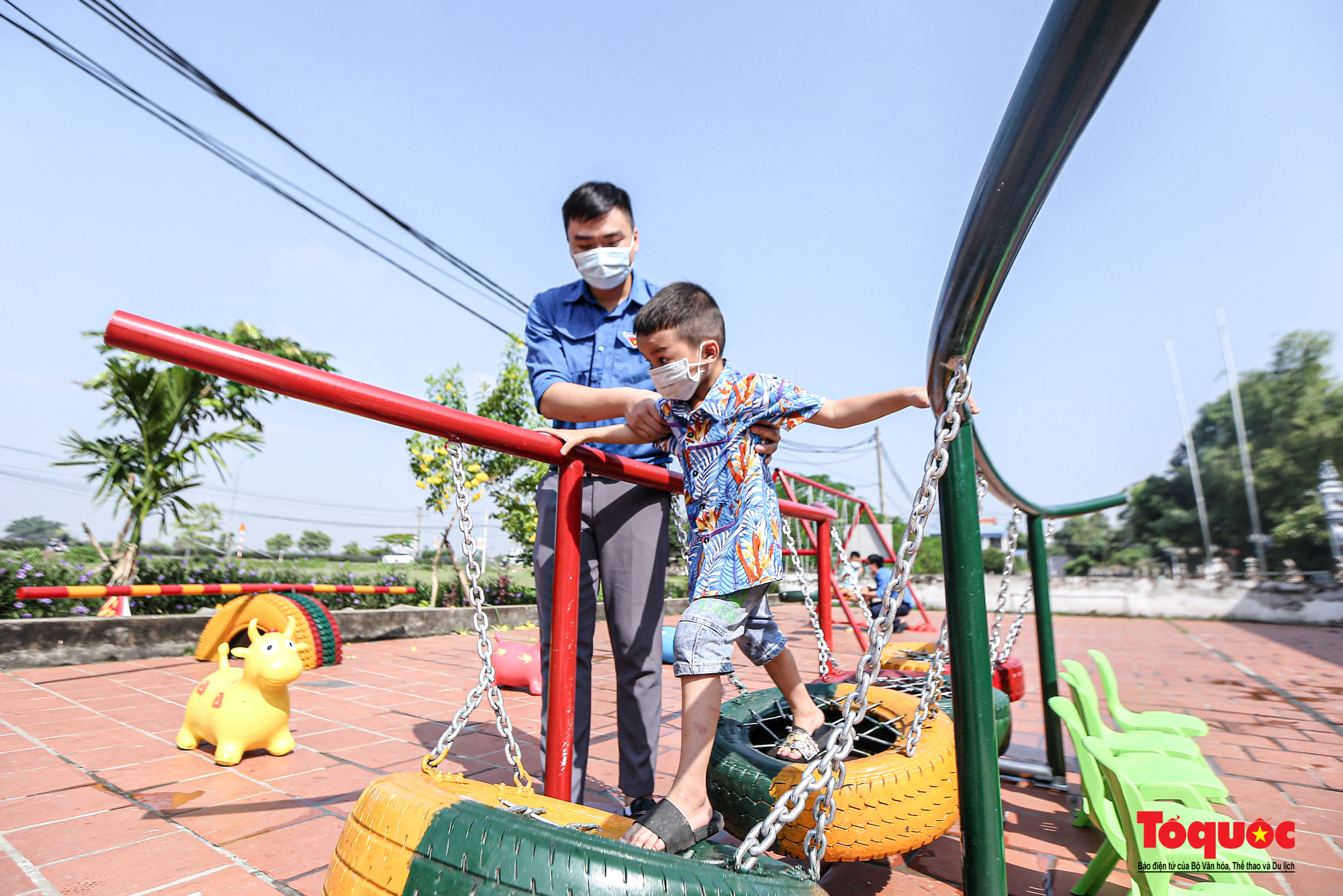 Thành đoàn Hà Nội tổ chức khám bệnh, tặng túi an sinh cho các gia đình cựu Thanh niên xung phong - Ảnh 9.