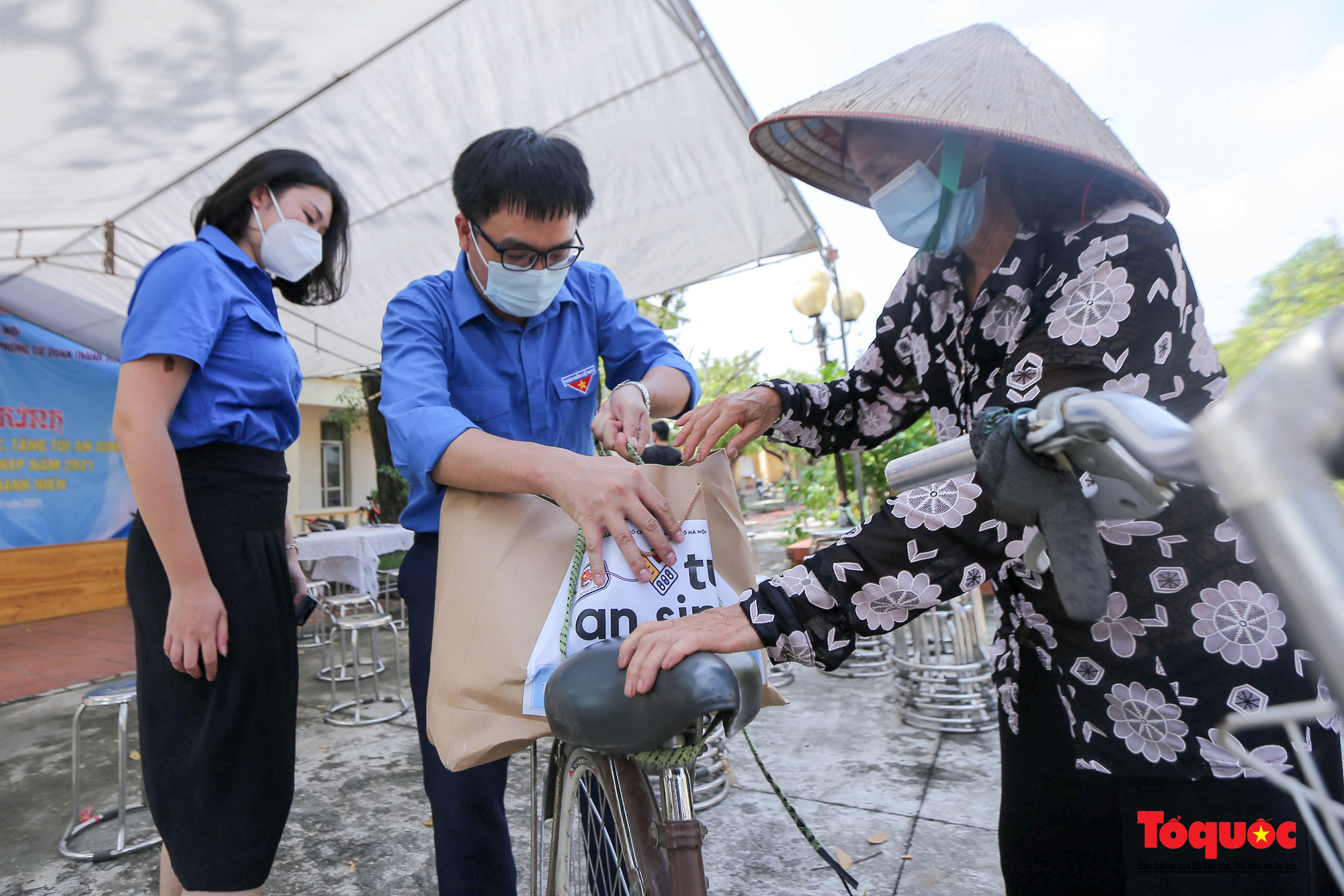 Thành đoàn Hà Nội tổ chức khám bệnh, tặng túi an sinh cho các gia đình cựu Thanh niên xung phong - Ảnh 6.
