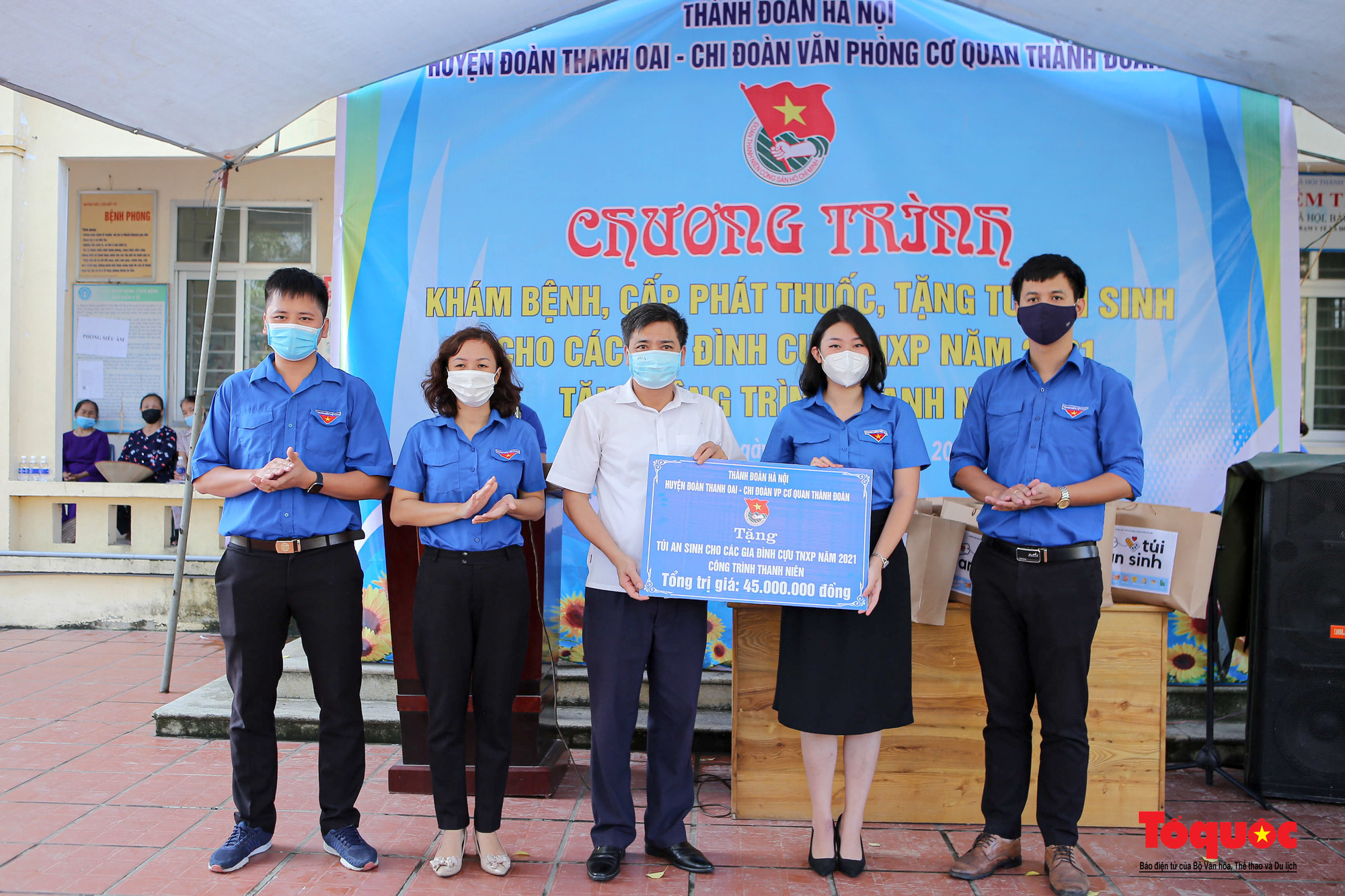 Thành đoàn Hà Nội tổ chức khám bệnh, tặng túi an sinh cho các gia đình cựu Thanh niên xung phong - Ảnh 2.