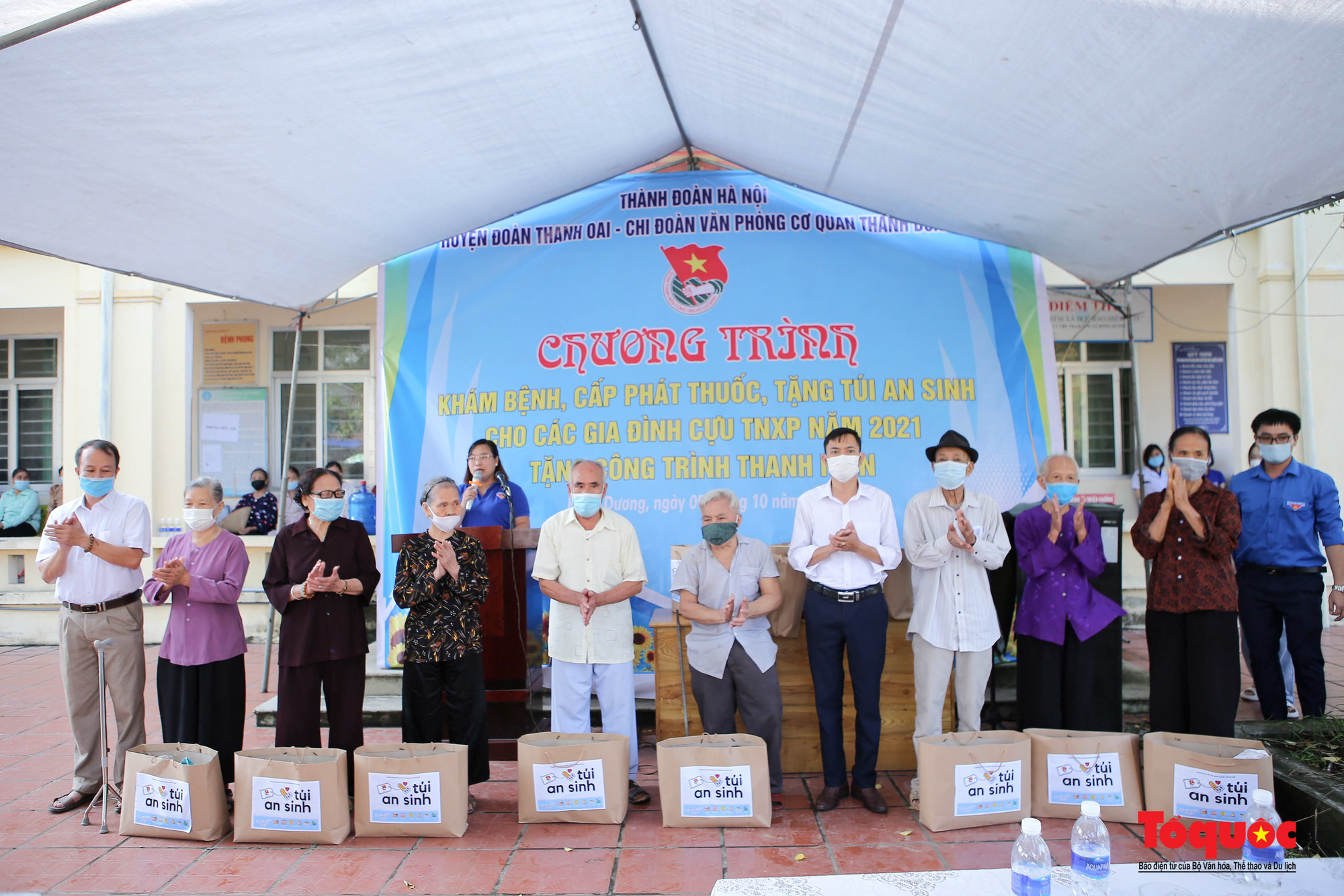 Thành đoàn Hà Nội tổ chức khám bệnh, tặng túi an sinh cho các gia đình cựu Thanh niên xung phong - Ảnh 1.