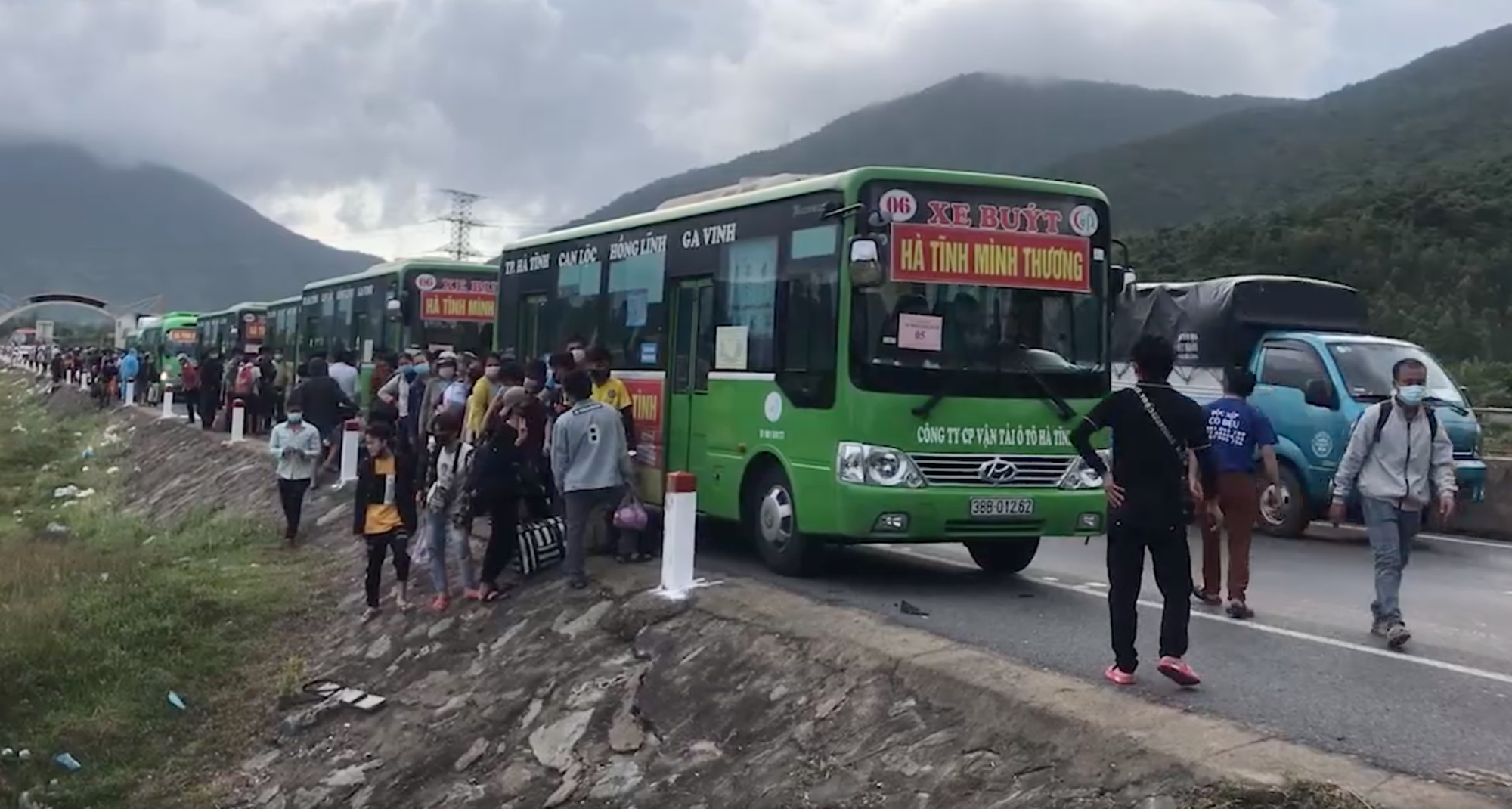 Huy động xe khách chở 400 người đi bộ từ các tỉnh phía Nam về quê - Ảnh 5.