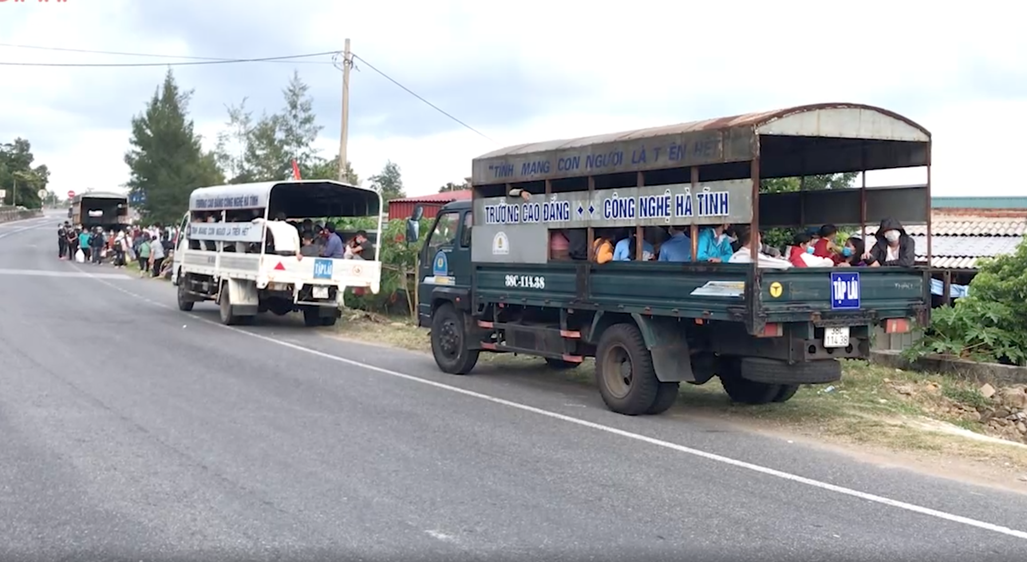Huy động xe khách chở 400 người đi bộ từ các tỉnh phía Nam về quê - Ảnh 6.