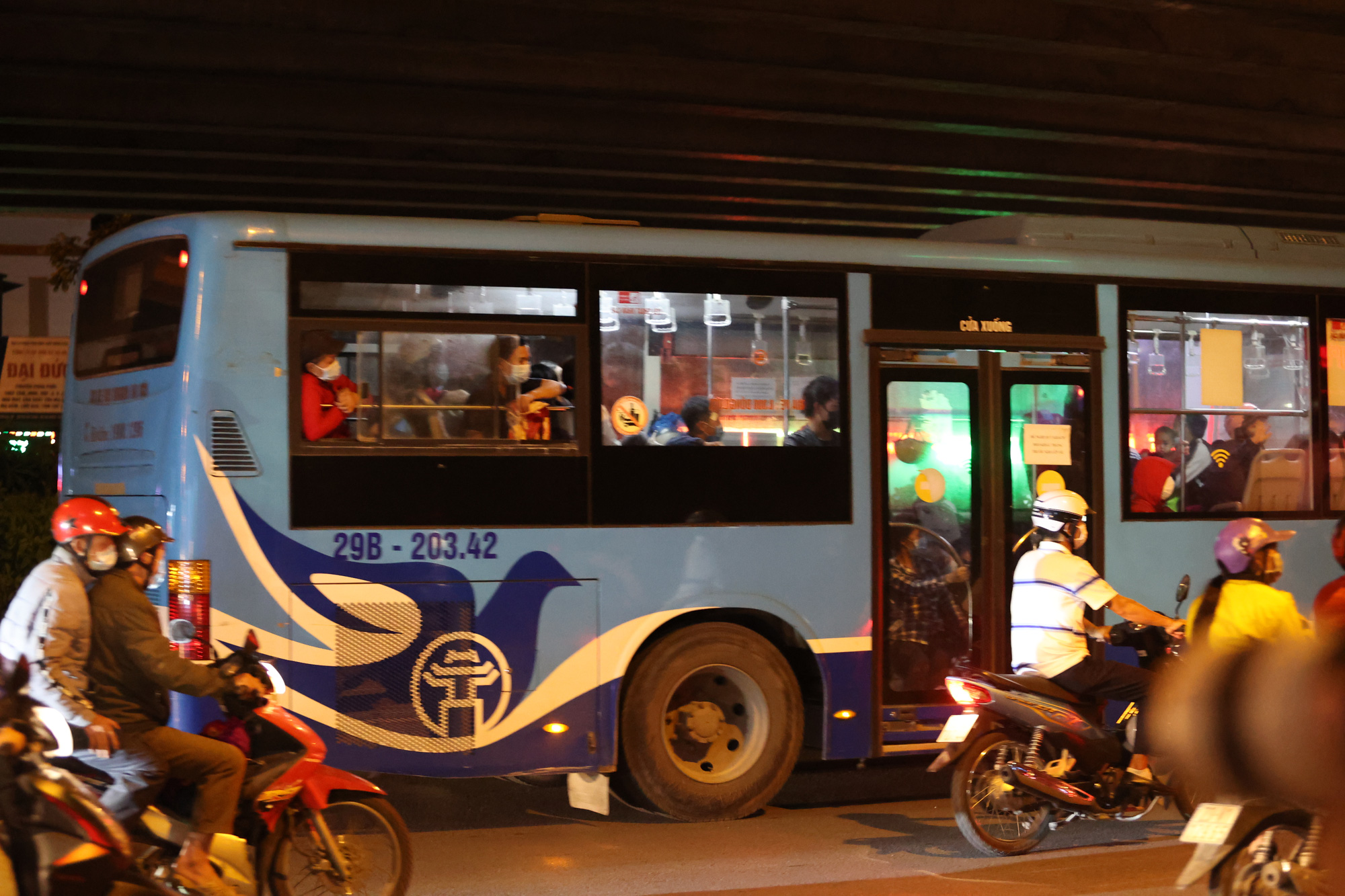 Hà Nội tổ chức đón, dẫn đường cho người dân đi xe máy từ phía Nam về quê - Ảnh 15.