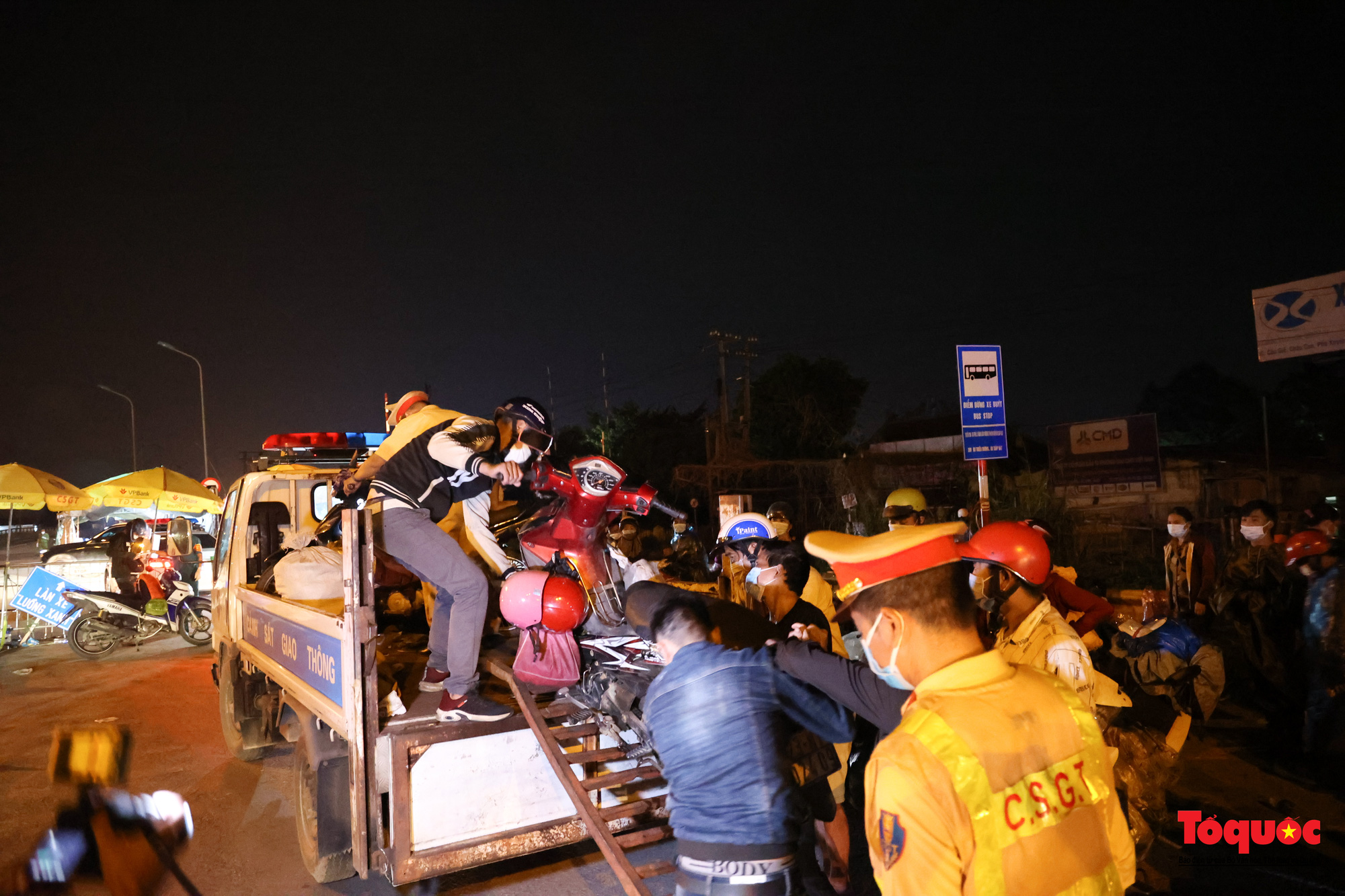 Hà Nội tổ chức đón, dẫn đường cho người dân đi xe máy từ phía Nam về quê - Ảnh 10.