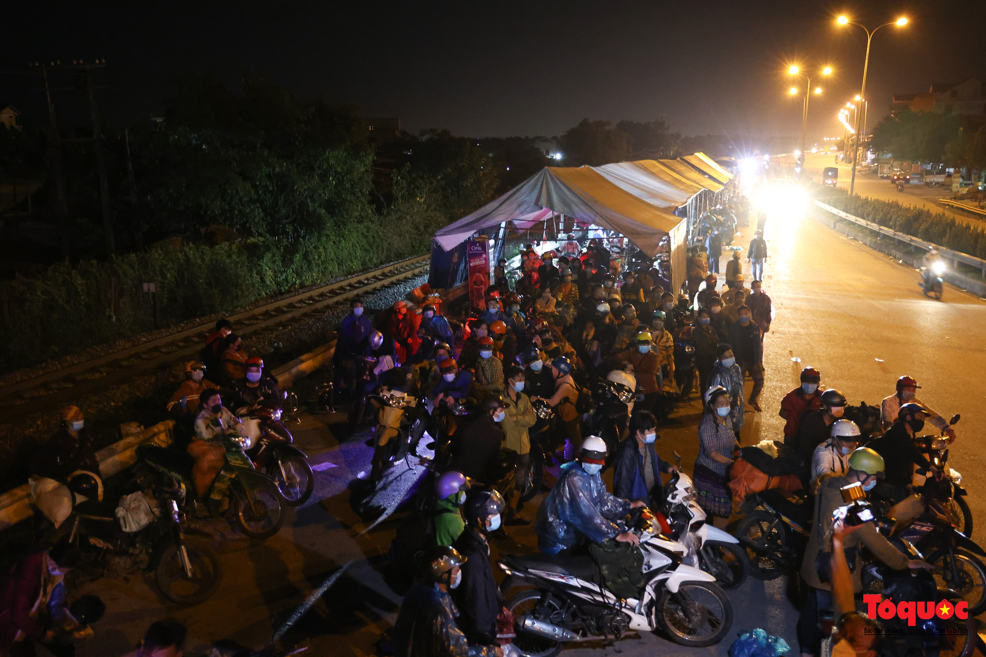 Ấm lòng Các chiến sĩ công an góp tiền tặng xe máy mới cho nữ lao công ở Hà  Nội bị cướp xe trong đêm