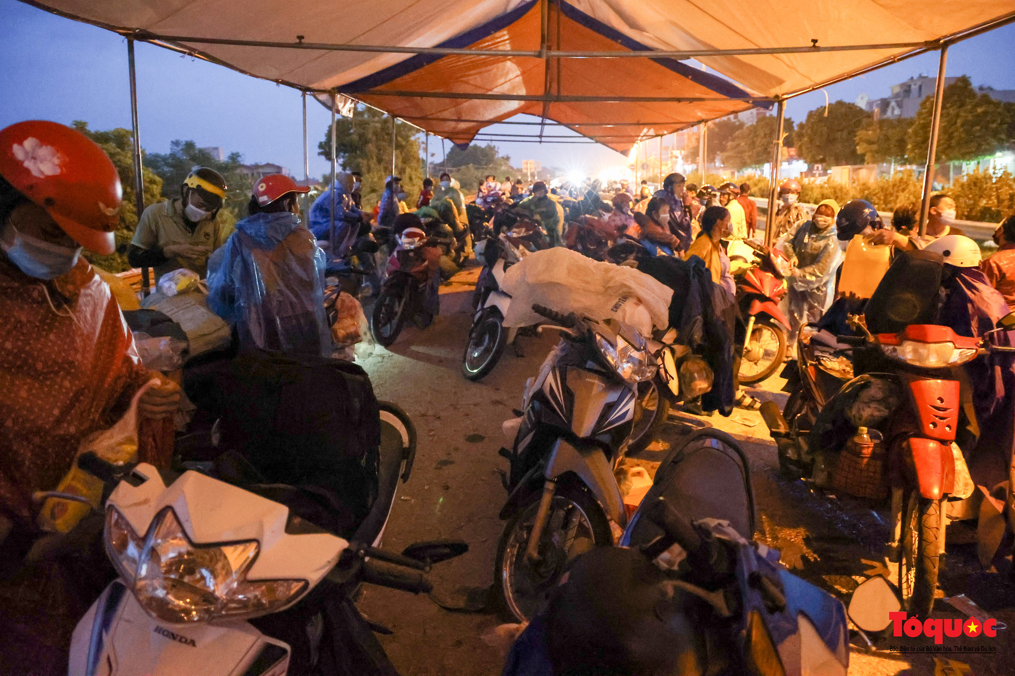 Hà Nội tổ chức đón, dẫn đường cho người dân đi xe máy từ phía Nam về quê - Ảnh 2.