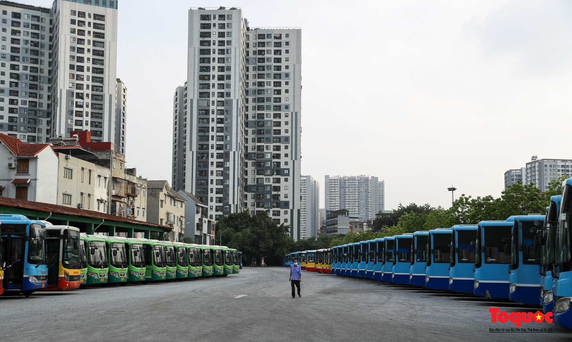Xe buýt Hà Nội nằm dài trong bến, chờ ngày hoạt động trở lại - Ảnh 10.