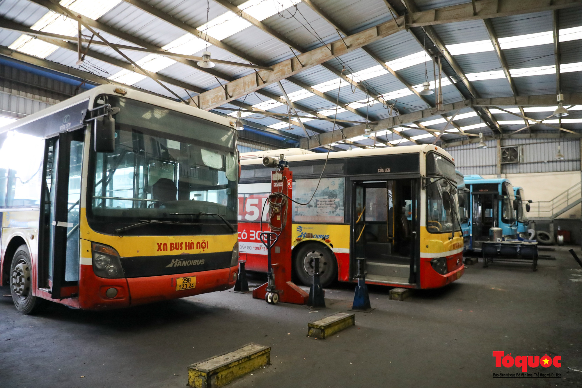Xe buýt Hà Nội nằm dài trong bến, chờ ngày hoạt động trở lại - Ảnh 14.