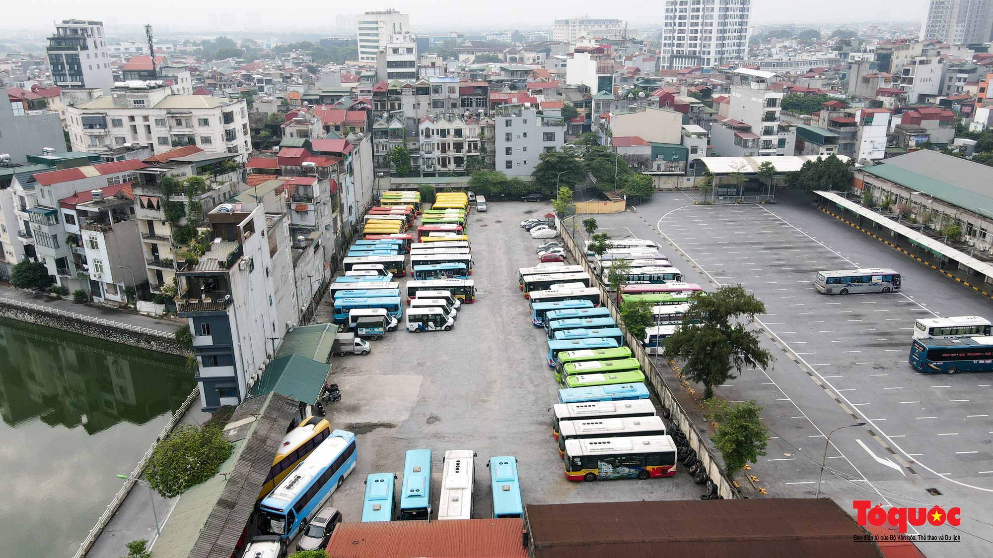Xe buýt Hà Nội nằm dài trong bến, chờ ngày hoạt động trở lại - Ảnh 13.