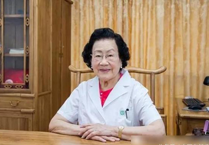 Nữ bác sĩ 98 tuổi da dẻ hồng hào, xương chắc khỏe, không bệnh mãn tính, tất cả nhờ những bí quyết sống thọ này - Ảnh 1.