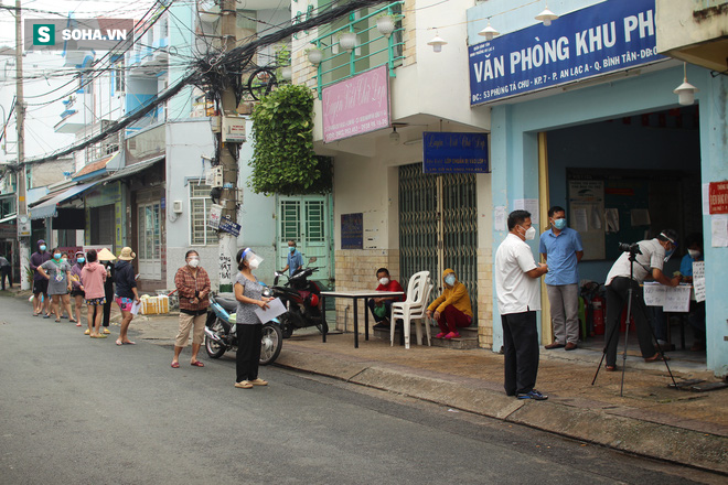 Người dân mừng rỡ nhận hỗ trợ đợt 3: Chắt chiu, xoay xở để trụ lại Sài Gòn - Ảnh 2.