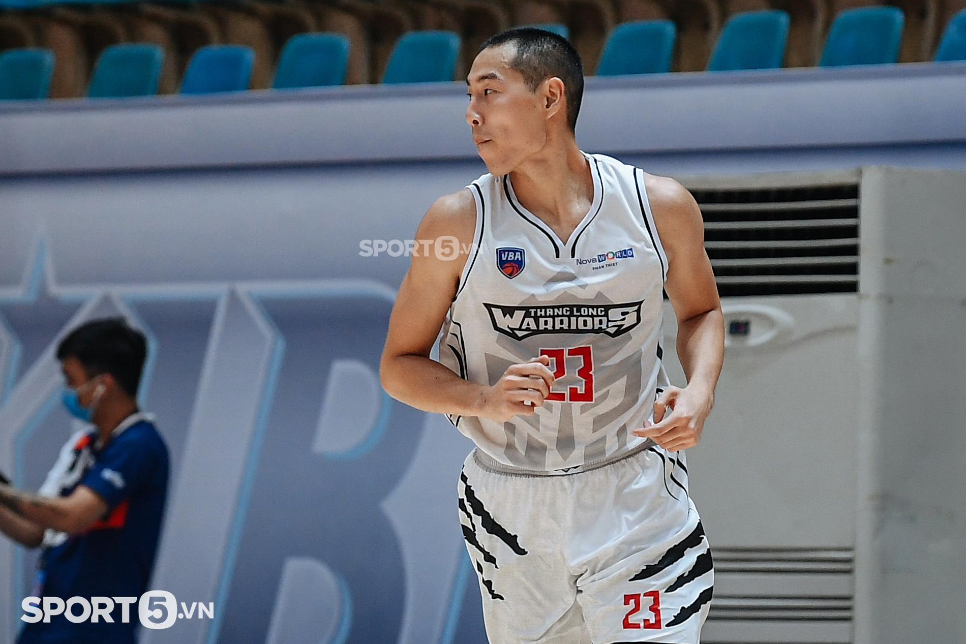 Jordan Young sánh vai cùng Việt Arnold trong ngày debut tại VBA Premier Bubble Games 2021 - Ảnh 2.