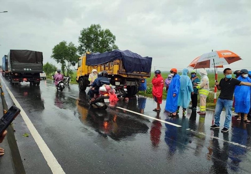 Trên đường về quê tránh dịch gặp mưa to, người đàn ông tông vào xe tải đang dừng tử vong - Ảnh 1.