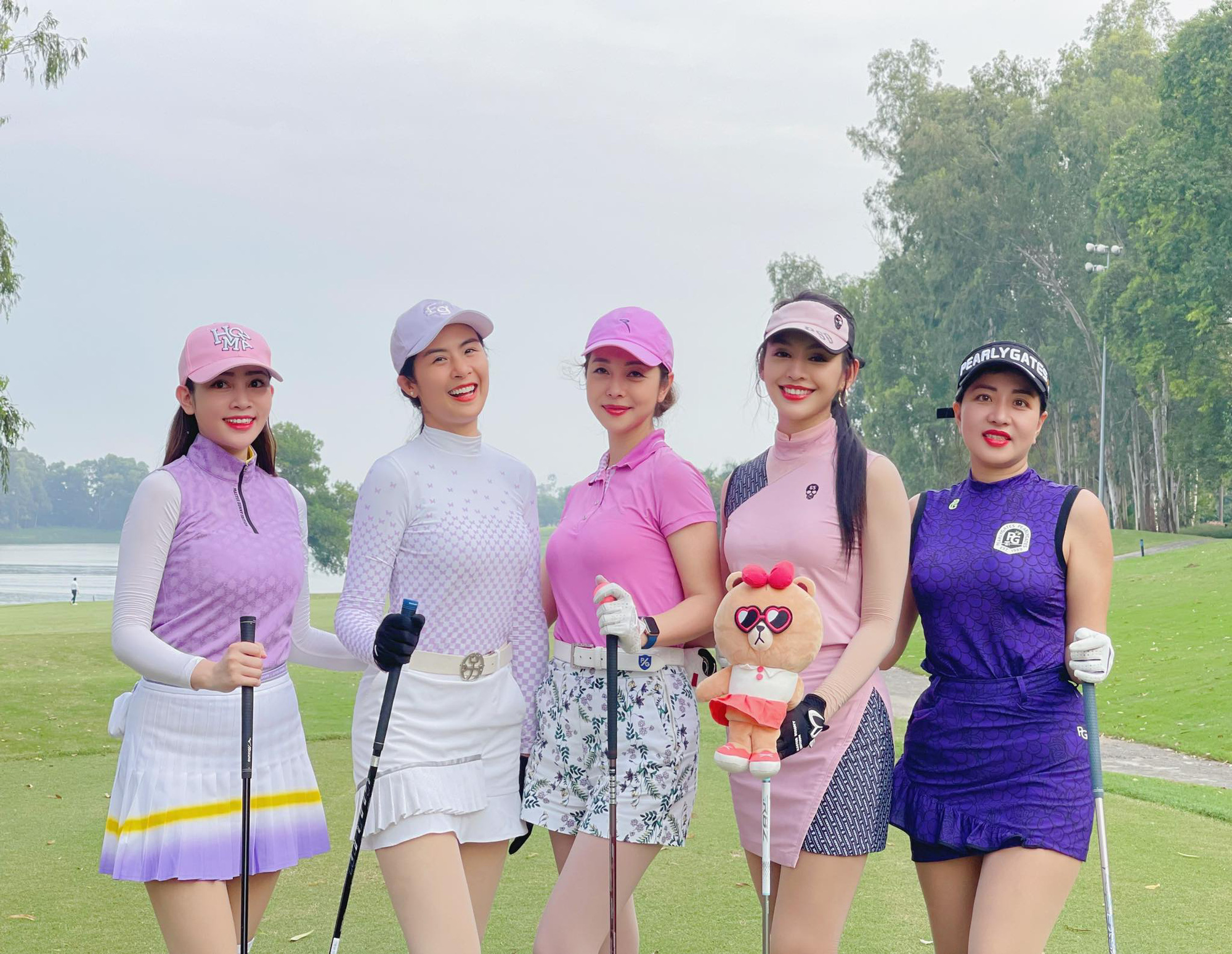 Người đẹp áo dài Lê Thanh Tú khoe sắc vóc ở sân golf - Ảnh 6.