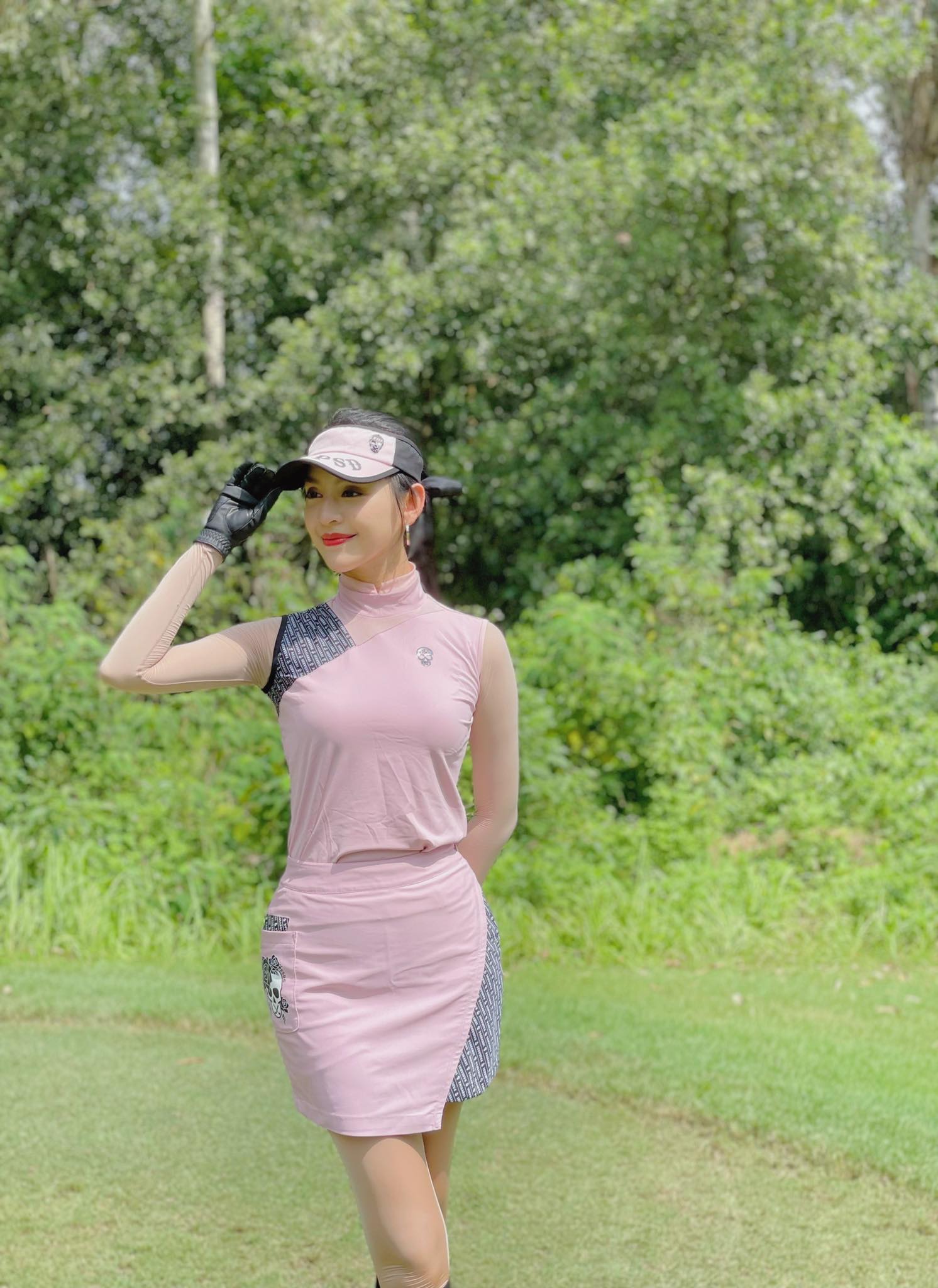 Người đẹp áo dài Lê Thanh Tú khoe sắc vóc ở sân golf - Ảnh 4.