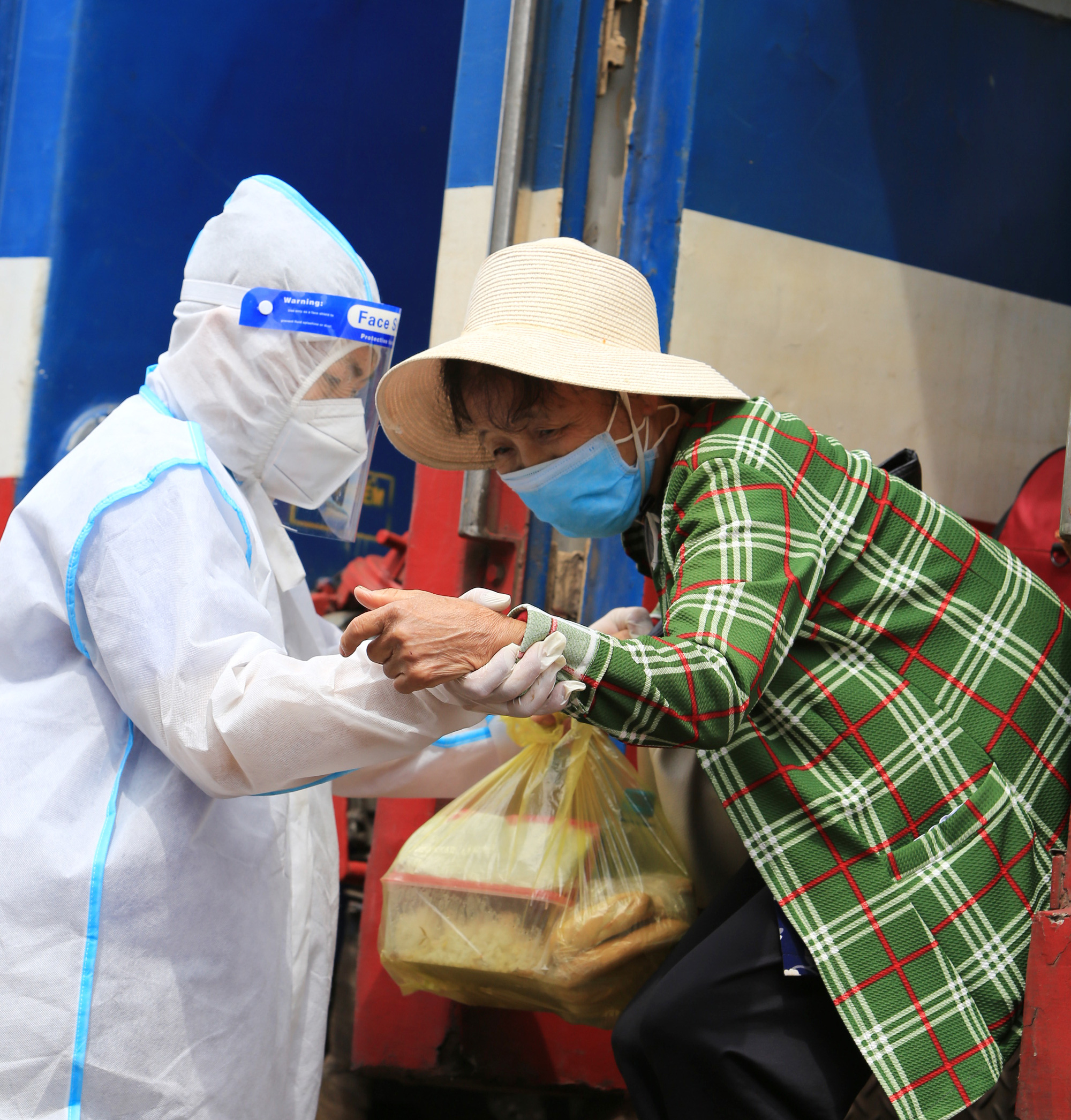 Hình ảnh gần 700 công dân Quảng Bình trở về trên “chuyến tàu nghĩa tình” - Ảnh 5.