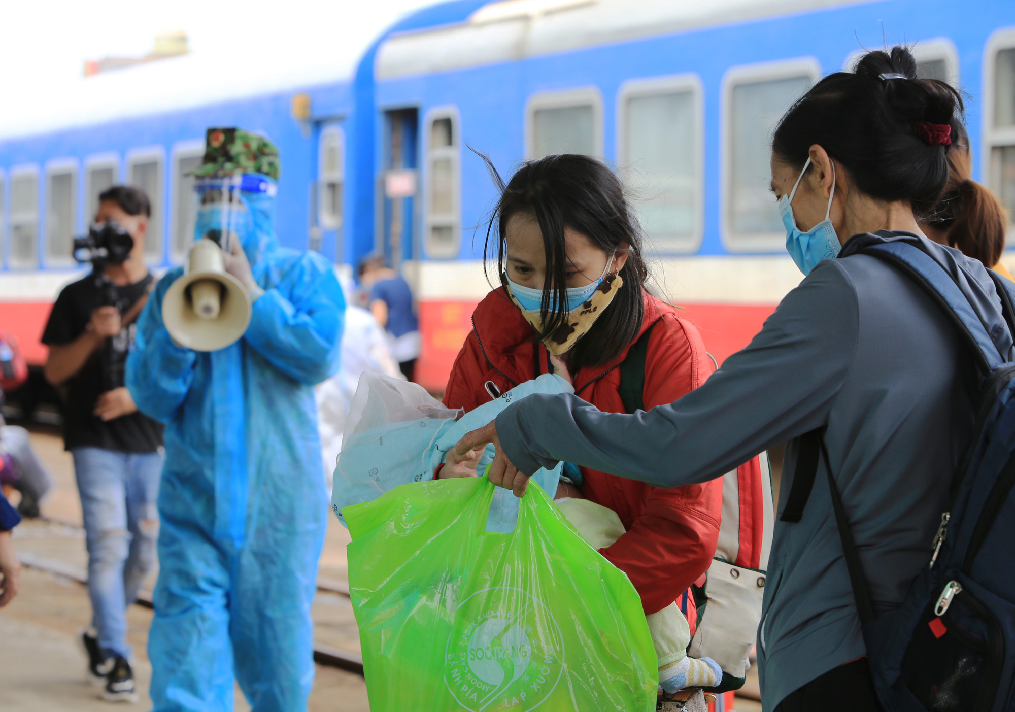 Hình ảnh gần 700 công dân Quảng Bình trở về trên “chuyến tàu nghĩa tình” - Ảnh 1.