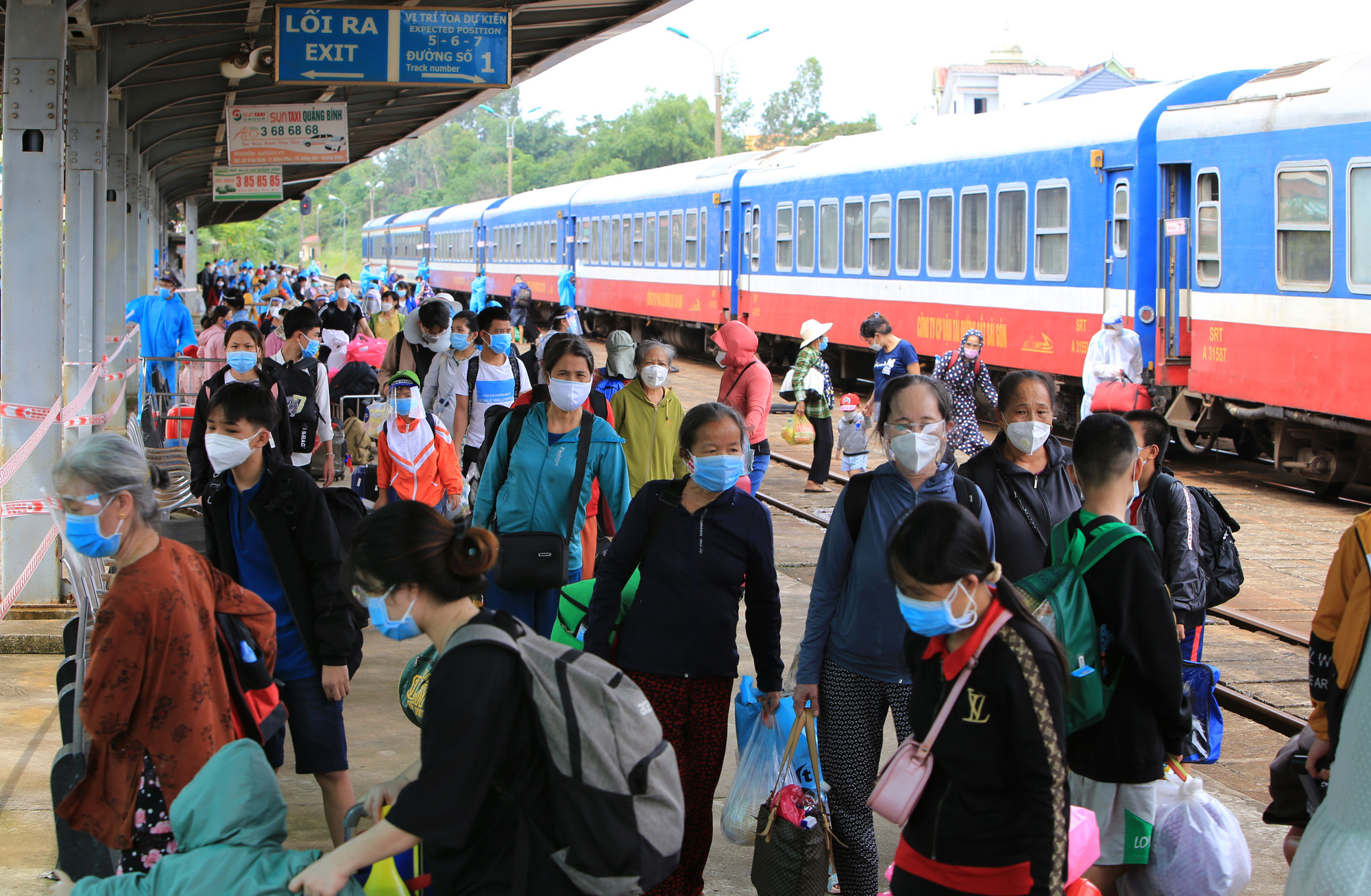 Hình ảnh gần 700 công dân Quảng Bình trở về trên “chuyến tàu nghĩa tình” - Ảnh 10.