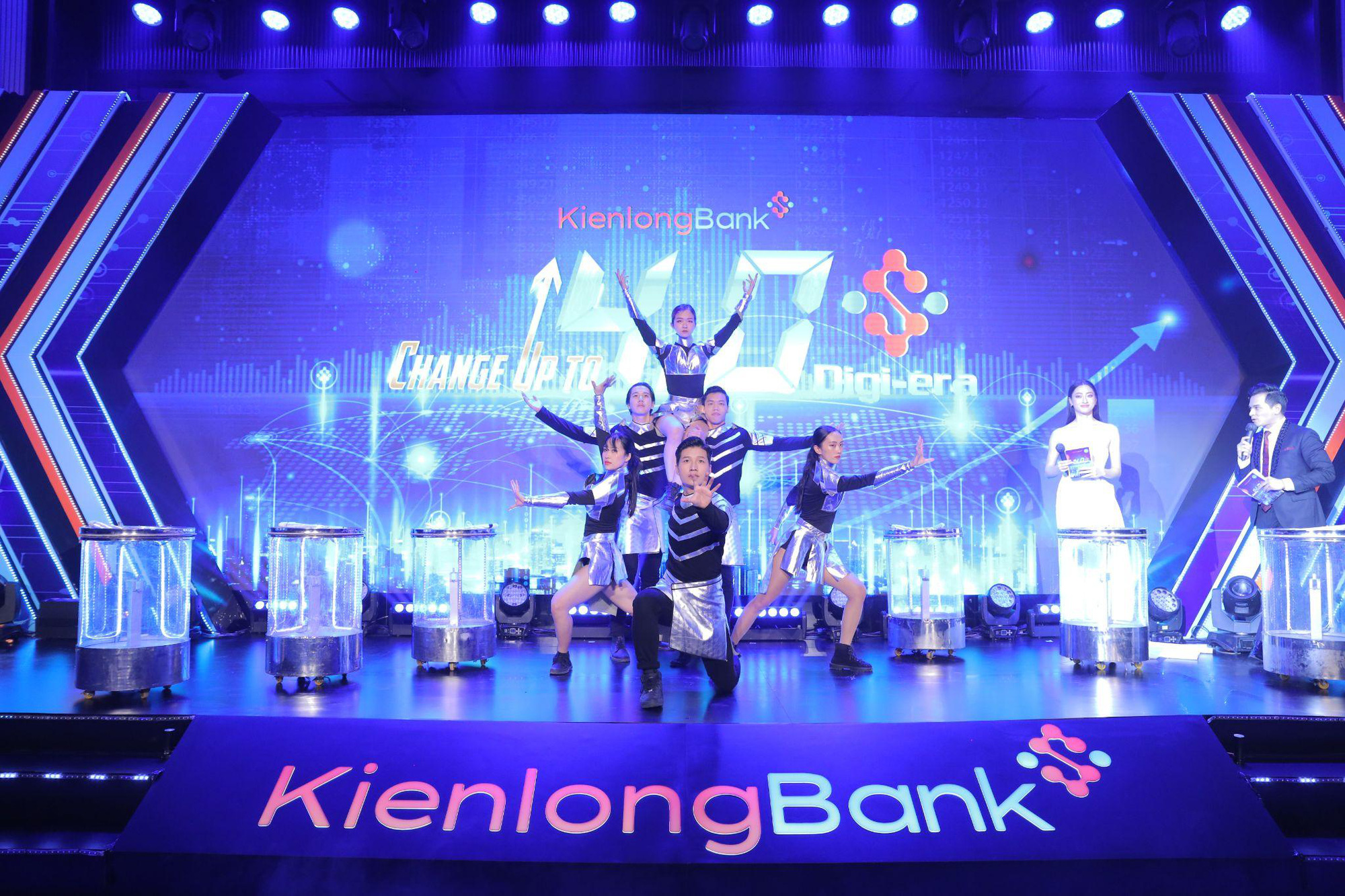 Ấn tượng với sự kiện chuyển mình bứt phá của KienlongBank - Ảnh 2.