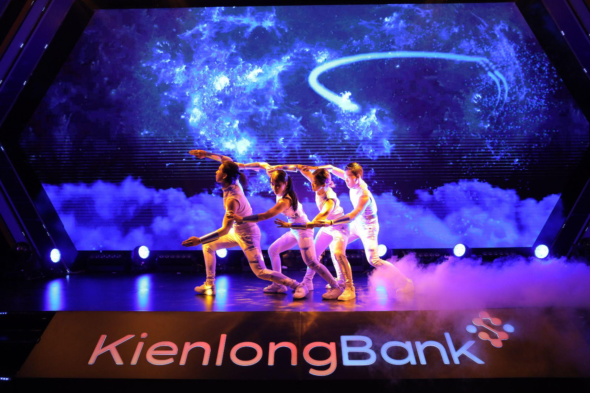 Ấn tượng với sự kiện chuyển mình bứt phá của KienlongBank - Ảnh 8.