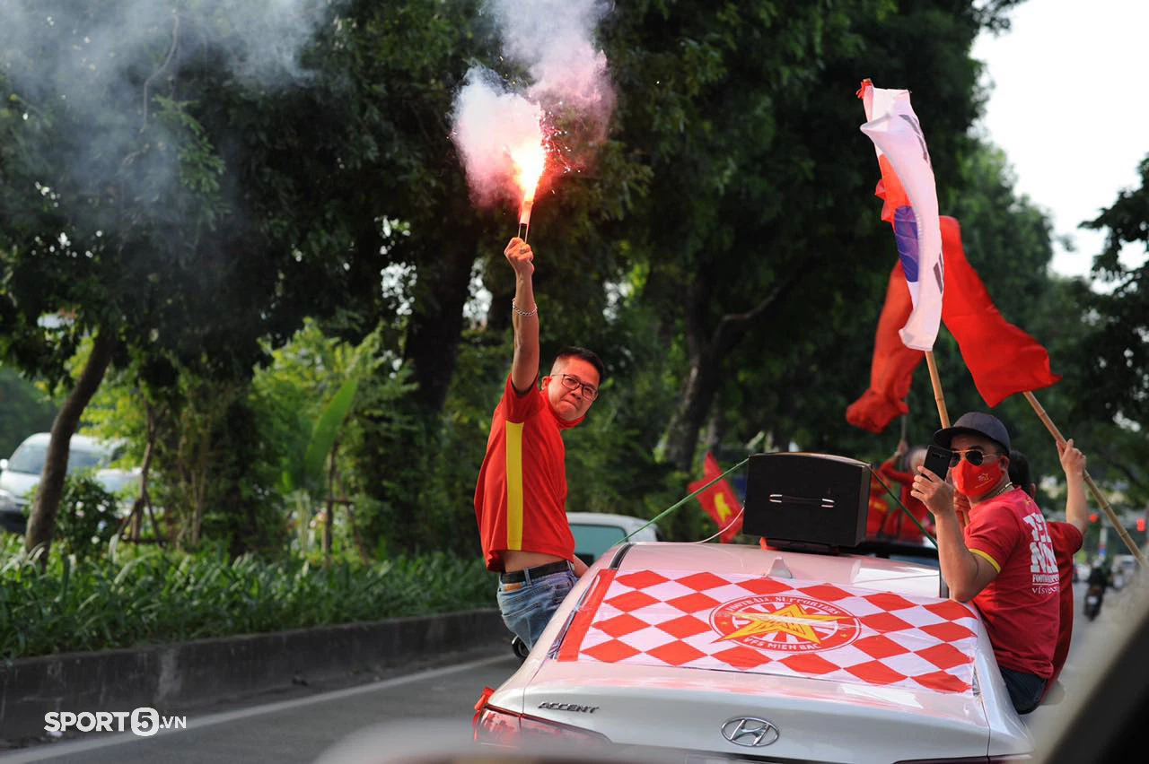 CĐV Việt Nam mang cờ đỏ nô nức đến sân Mỹ Đình cổ vũ ĐT Việt Nam đấu ĐT Nhật Bản - Ảnh 8.
