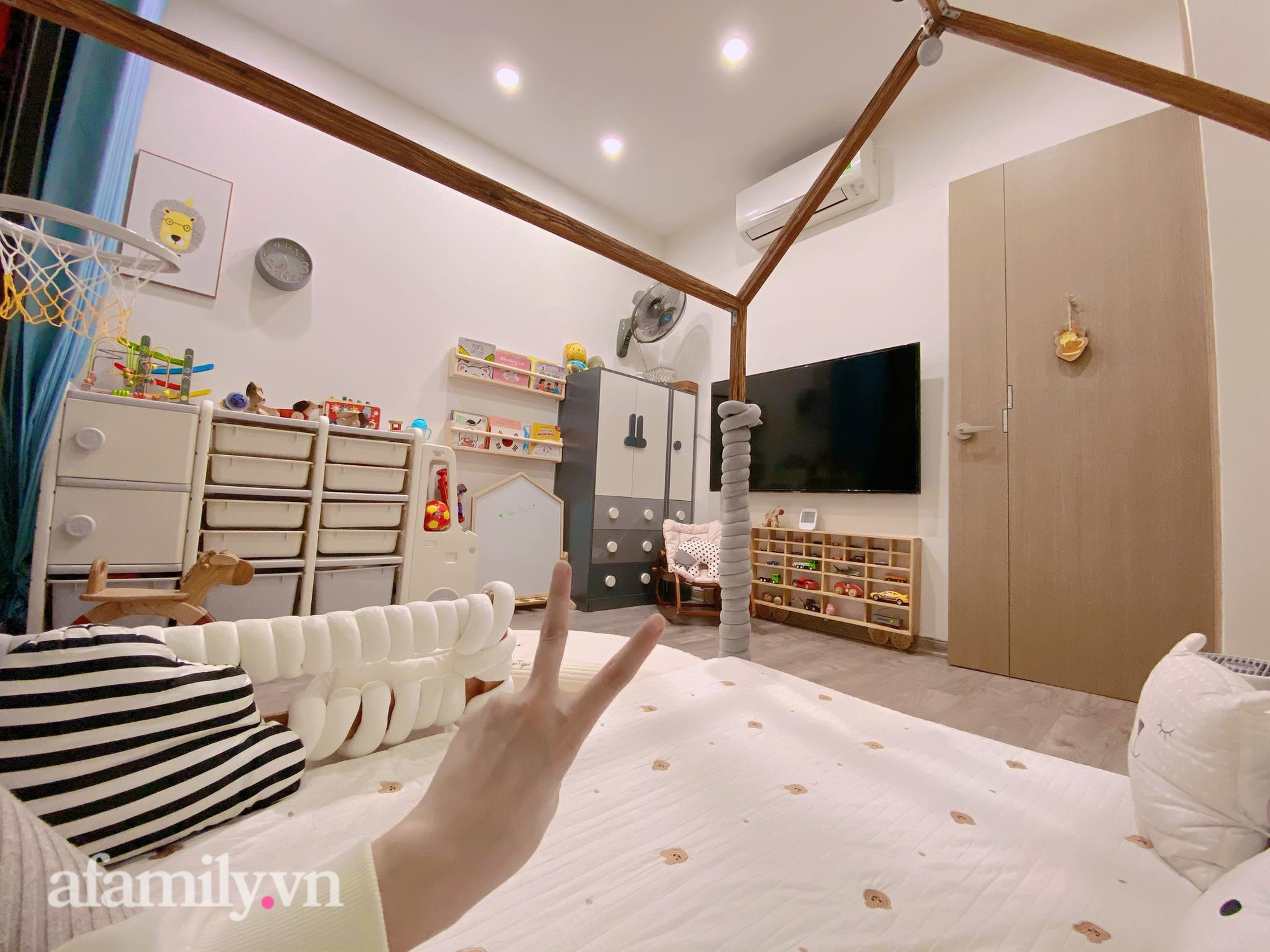 Phòng chỉ 8m2 nhưng mẹ khéo léo bài trí, đầy đủ công năng mà vẫn thoải mái không gian cho bé chơi - Ảnh 1.