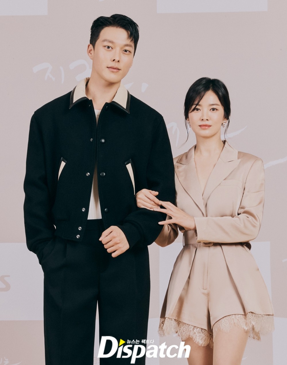 Song Hye Kyo hé lộ suy nghĩ về tình mới Jang Ki Yong ở họp báo, ai dè chàng bày tỏ luôn cảm xúc thật khi nhìn vào mắt nàng - Ảnh 2.