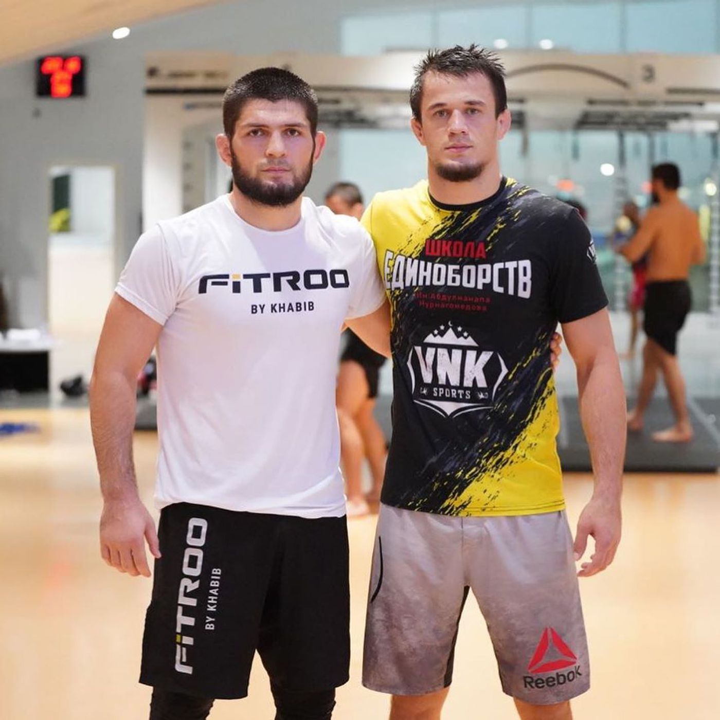 Em họ của Khabib bị bắt giữ, nghi lái xe tông cảnh sát bị thương - Ảnh 2.