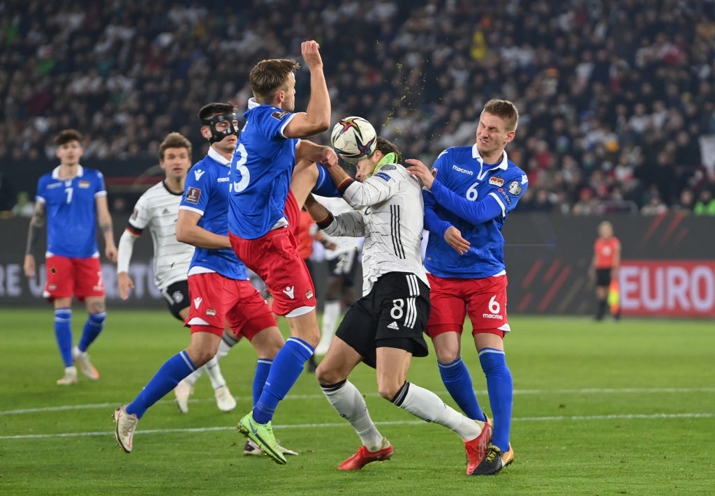 Hãi hùng với pha bóng tuyển thủ Đức bị đối thủ đạp thẳng mặt đầy ghê rợn - Ảnh 2. Hãi hùng với pha bóng tuyển thủ Đức bị đối thủ đạp thẳng mặt đầy ghê rợn - Ảnh 2.