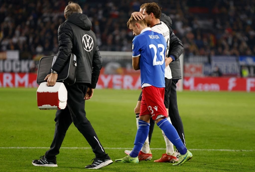 Hãi hùng với pha bóng tuyển thủ Đức bị đối thủ đạp thẳng mặt đầy ghê rợn - Ảnh 4. Hãi hùng với pha bóng tuyển thủ Đức bị đối thủ đạp thẳng mặt đầy ghê rợn - Ảnh 4.