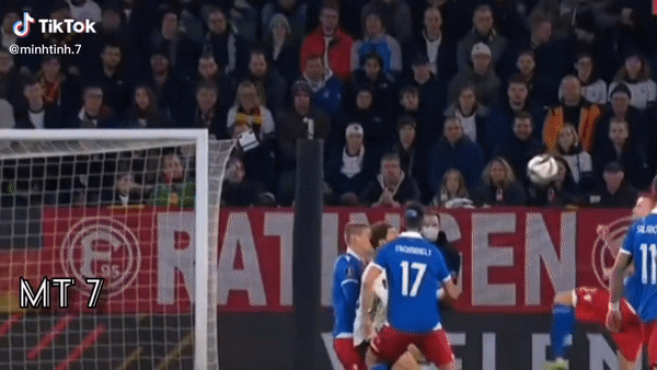 Hãi hùng với pha bóng tuyển thủ Đức bị đối thủ đạp thẳng mặt đầy ghê rợn - Ảnh 1. Hãi hùng với pha bóng tuyển thủ Đức bị đối thủ đạp thẳng mặt đầy ghê rợn - Ảnh 1.