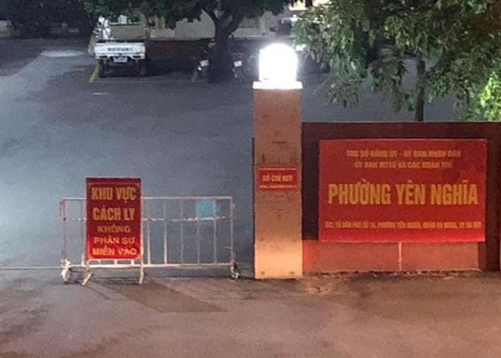 Hà Nội: Phong tỏa trụ sở UBND phường và 2 khu dân cư do 8 ca nghi nhiễm Covid-19 - Ảnh 1.