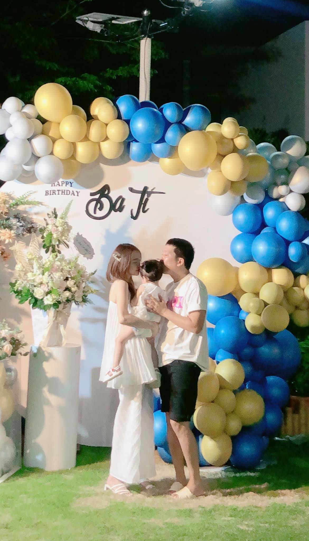 Gia đình Trường Giang chung khung hình, ái nữ nay đã lớn rõ và còn biết làm hành động cực cute này! - Ảnh 4.