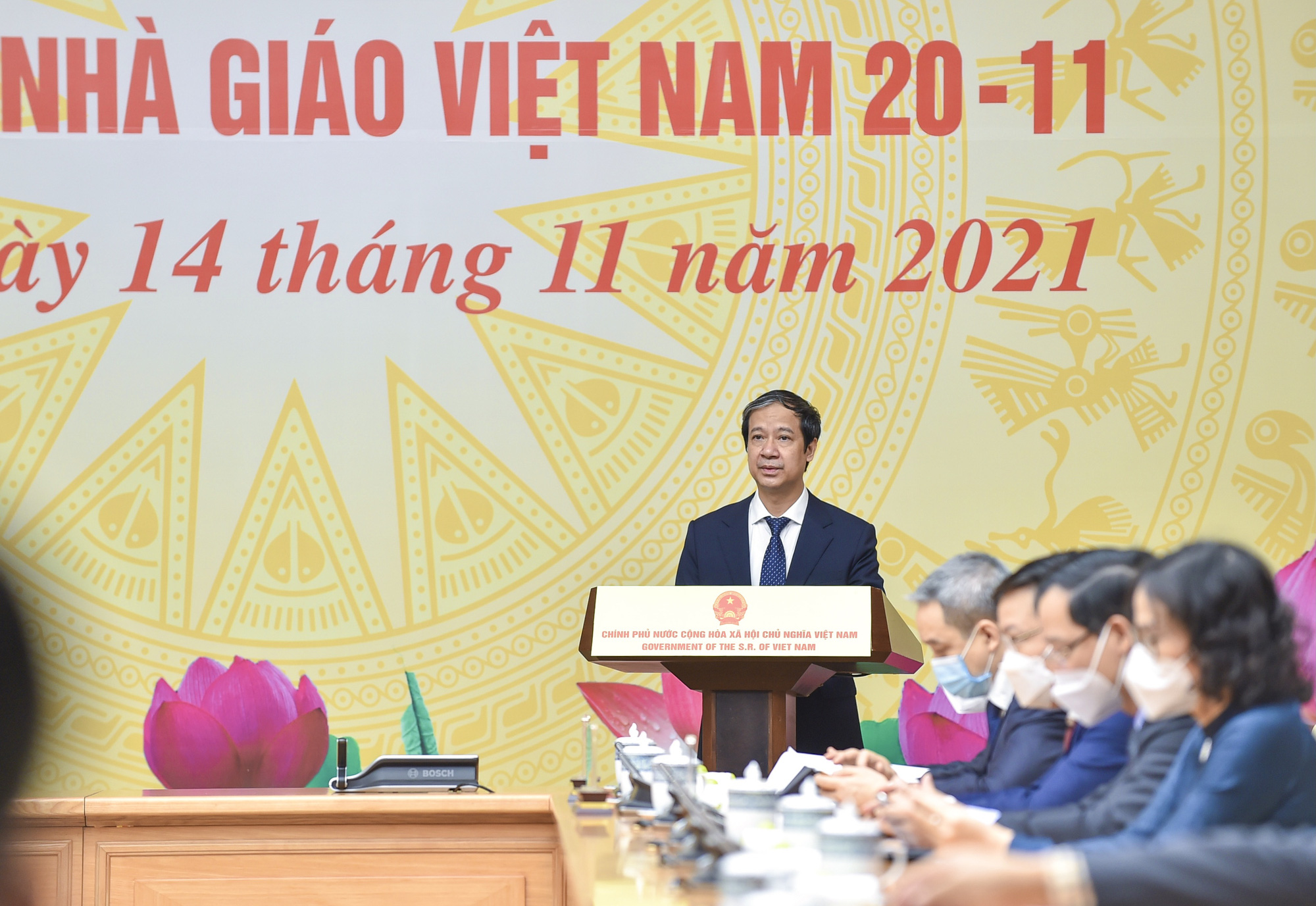 Thủ tướng Phạm Minh Chính gặp mặt đại diện nhà giáo, cán bộ quản lý giáo dục tiêu biểu nhân Ngày Nhà giáo Việt Nam 20/11 - Ảnh 2.