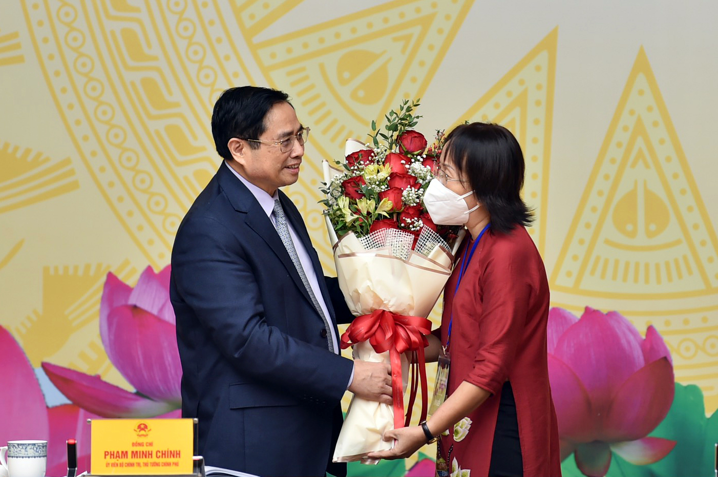 Thủ tướng Phạm Minh Chính gặp mặt đại diện nhà giáo, cán bộ quản lý giáo dục tiêu biểu nhân Ngày Nhà giáo Việt Nam 20/11 - Ảnh 18.