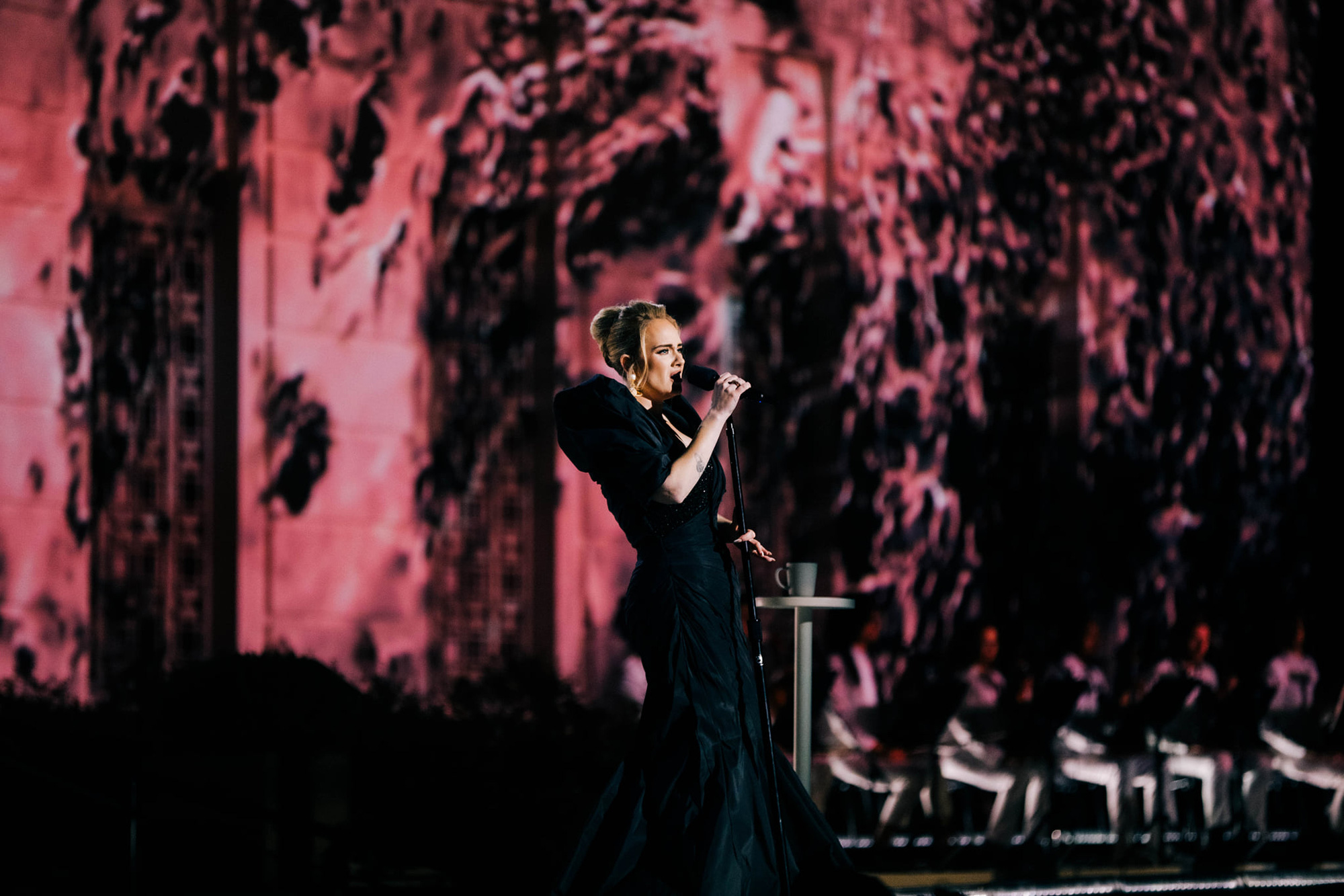 Siêu concert của Adele: 3 ca khúc mới, bà trùm Oprah Winfrey dẫn dắt, dàn sao hạng A Hollywood làm khán giả và 1 màn cầu hôn bất ngờ! - Ảnh 2.