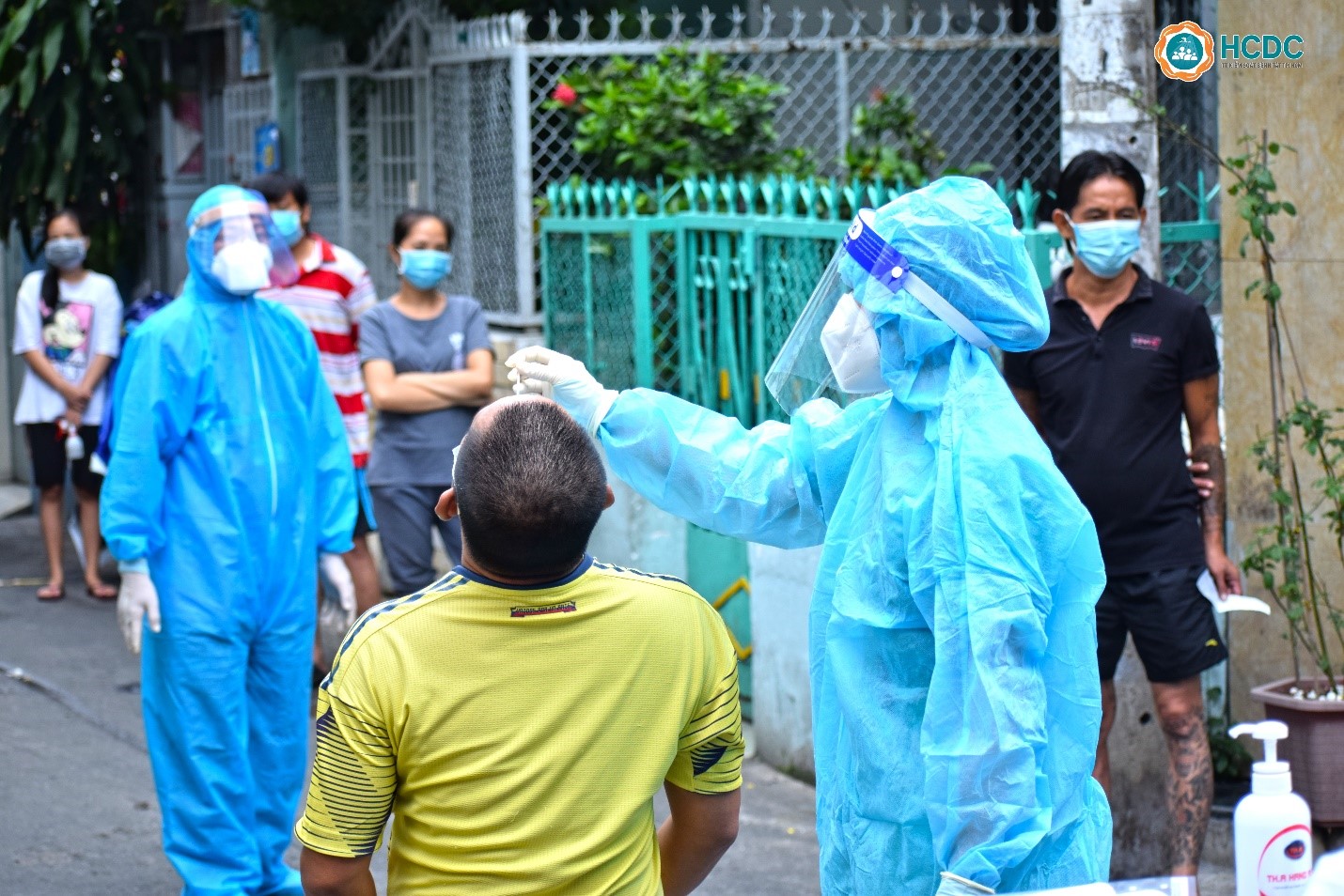 TP.HCM: Nhân viên y tế xin thôi việc vì gia đình khó chấp nhận người vợ 5 tháng không về - Ảnh 2.