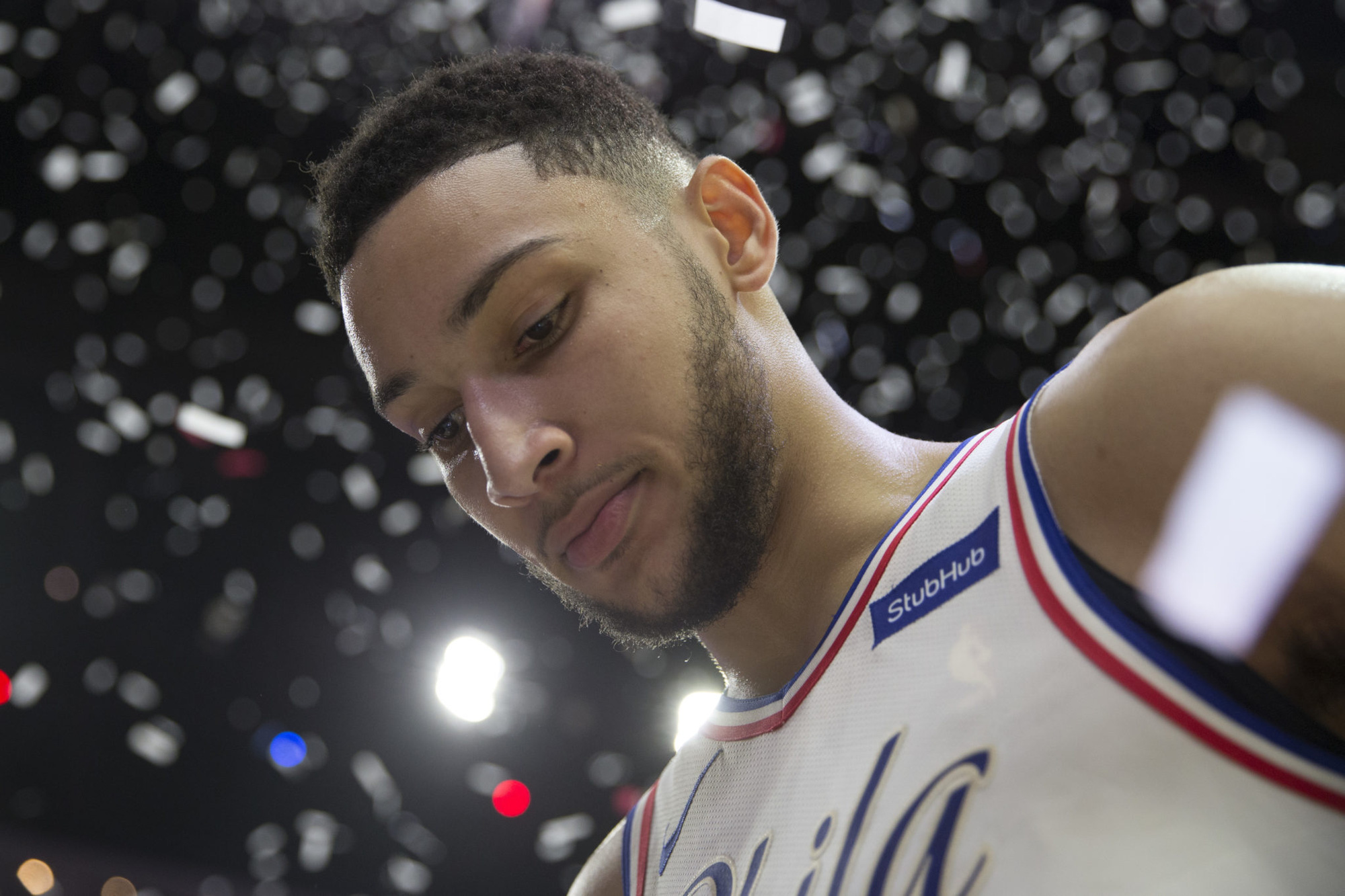 Ben Simmons tiếp tục &quot;tiền mất tật mang&quot; từ những án phạt của Philadelphia 76ers - Ảnh 2.