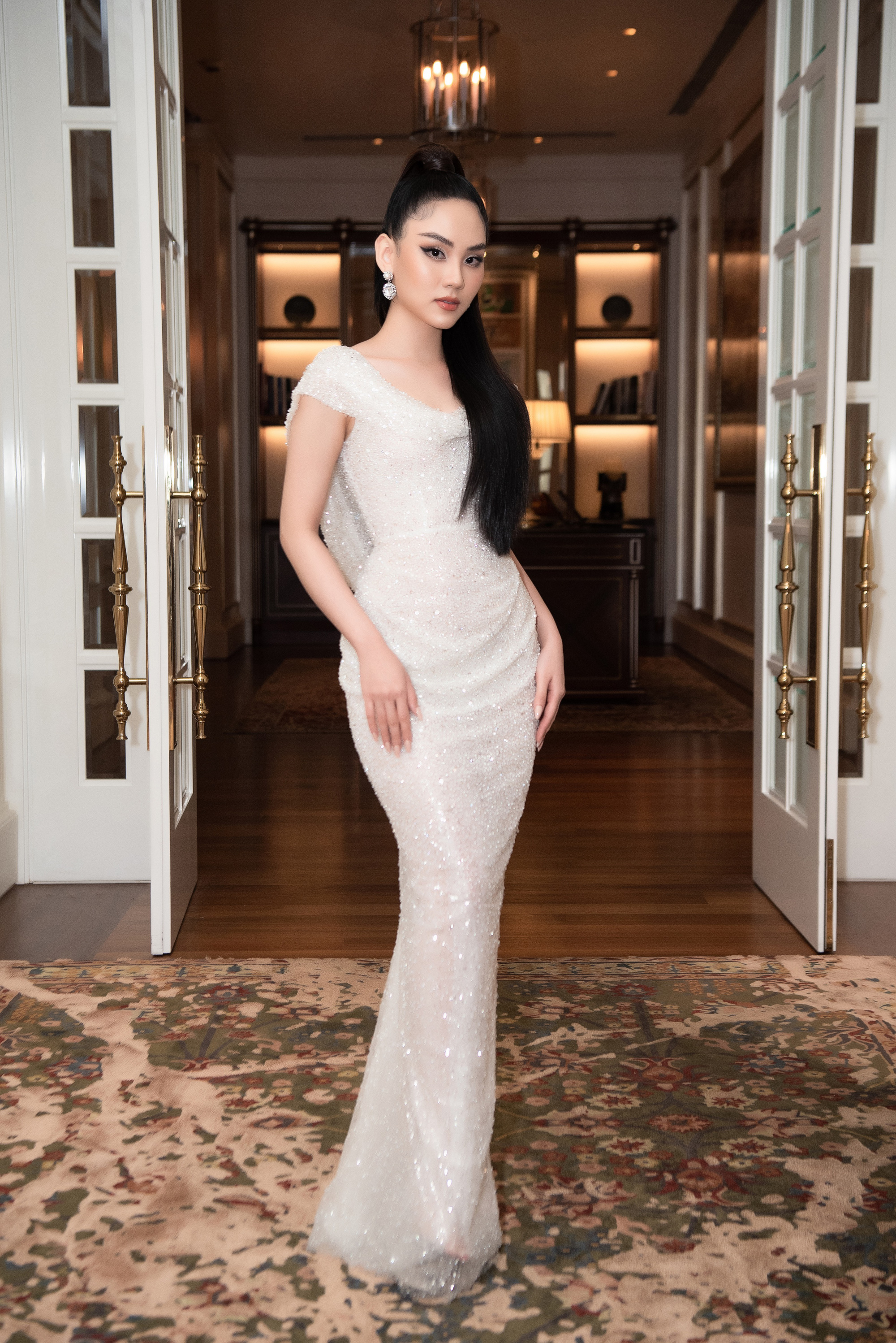 Hoa hậu Đỗ Hà nhận sash Miss World Vietnam từ Lương Thùy Linh, khoảnh khắc đứng chung bùng nổ visual - Ảnh 8.