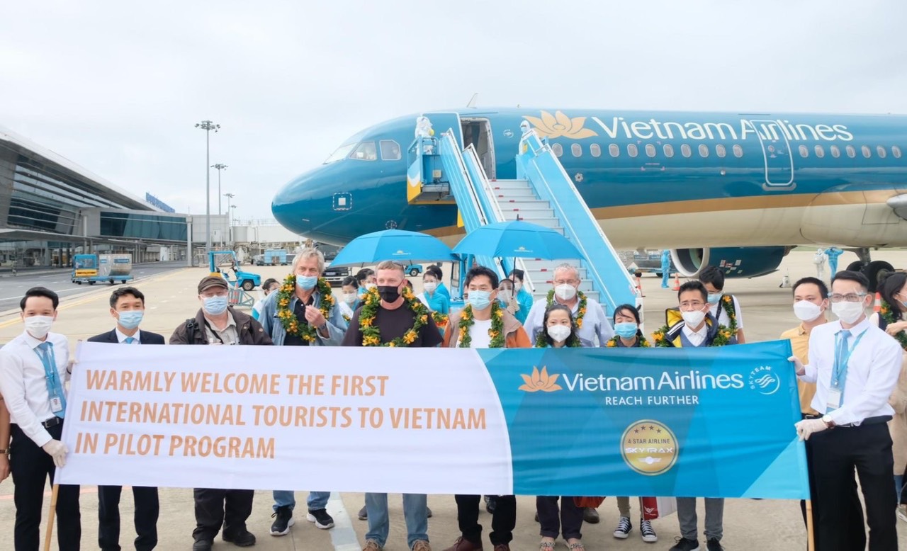 Ảnh: Đoàn khách quốc tế đầu tiên đến Quảng Nam  - Ảnh 2.