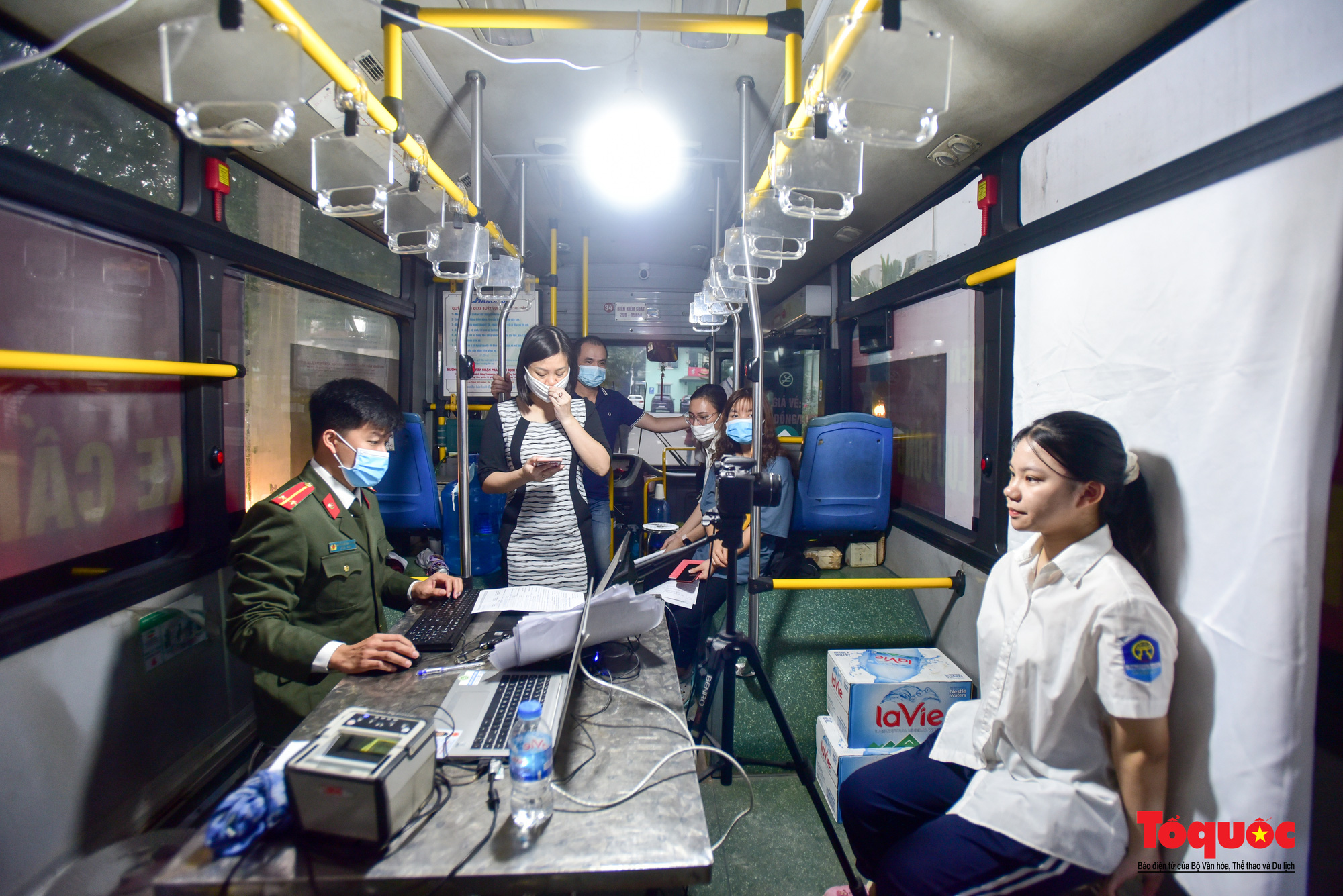 Công an Hà Nội dùng xe bus làm điểm cấp căn cước công dân lưu động - Ảnh 2.