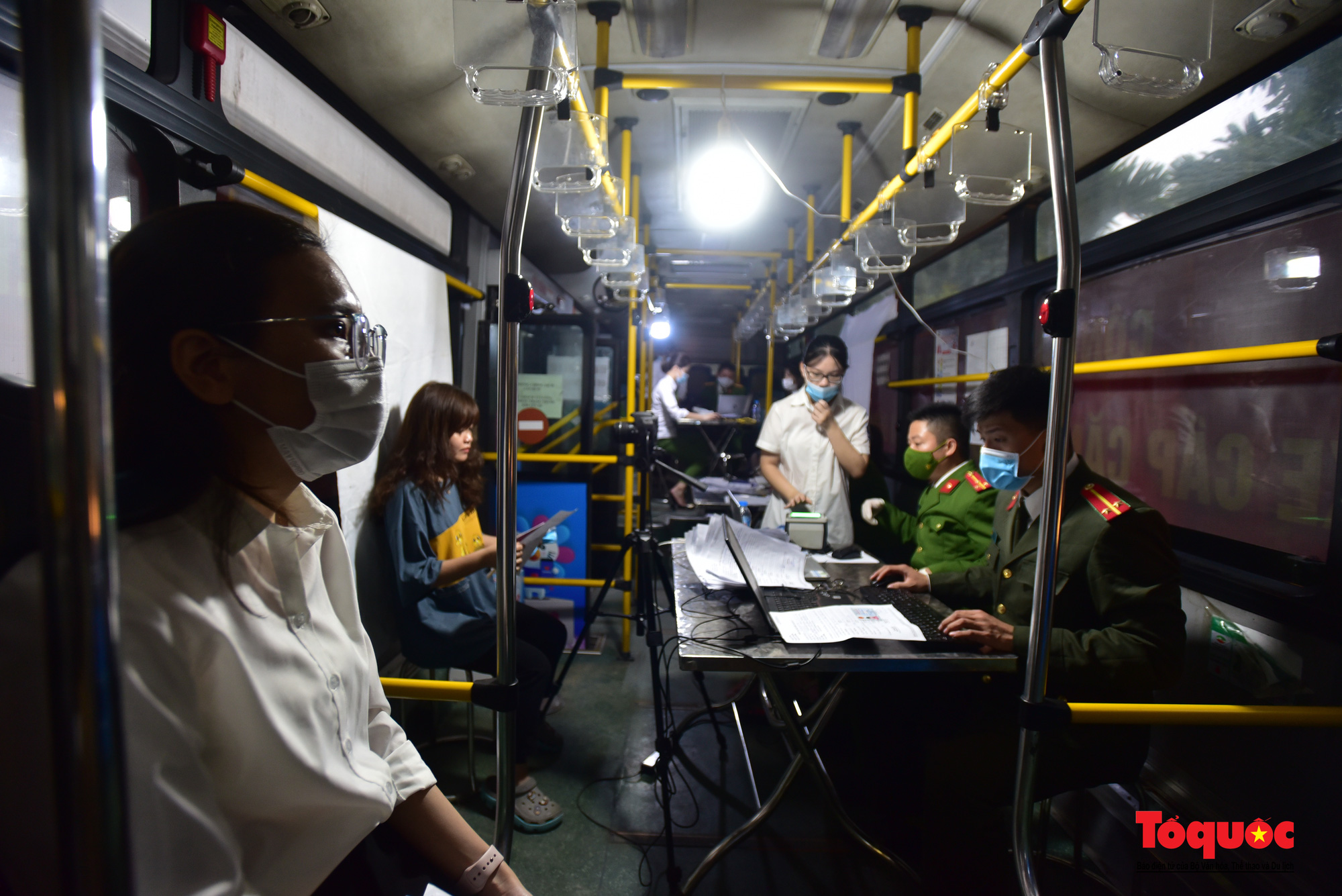 Công an Hà Nội dùng xe bus làm điểm cấp căn cước công dân lưu động - Ảnh 11.