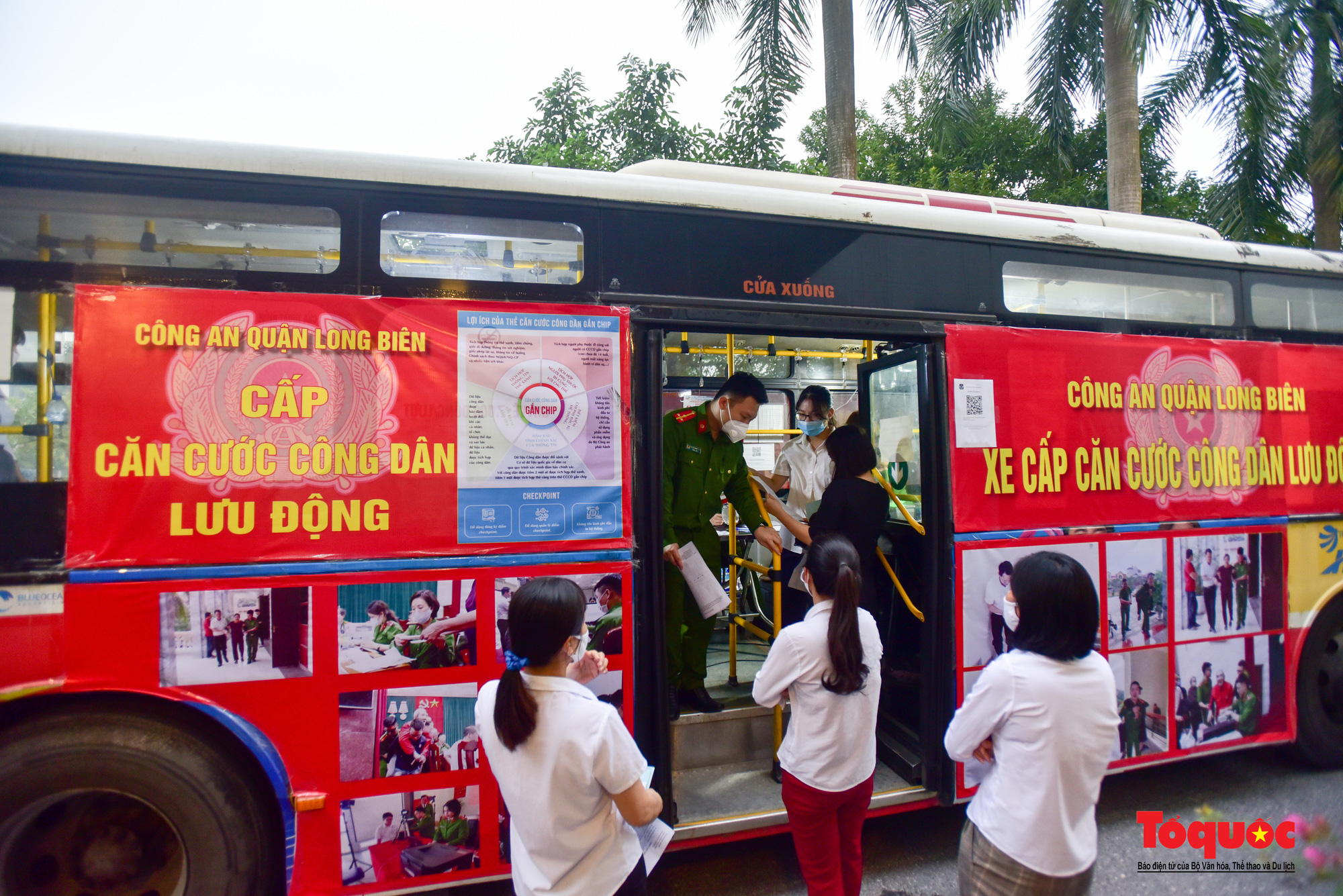 Công an Hà Nội dùng xe bus làm điểm cấp căn cước công dân lưu động - Ảnh 3.