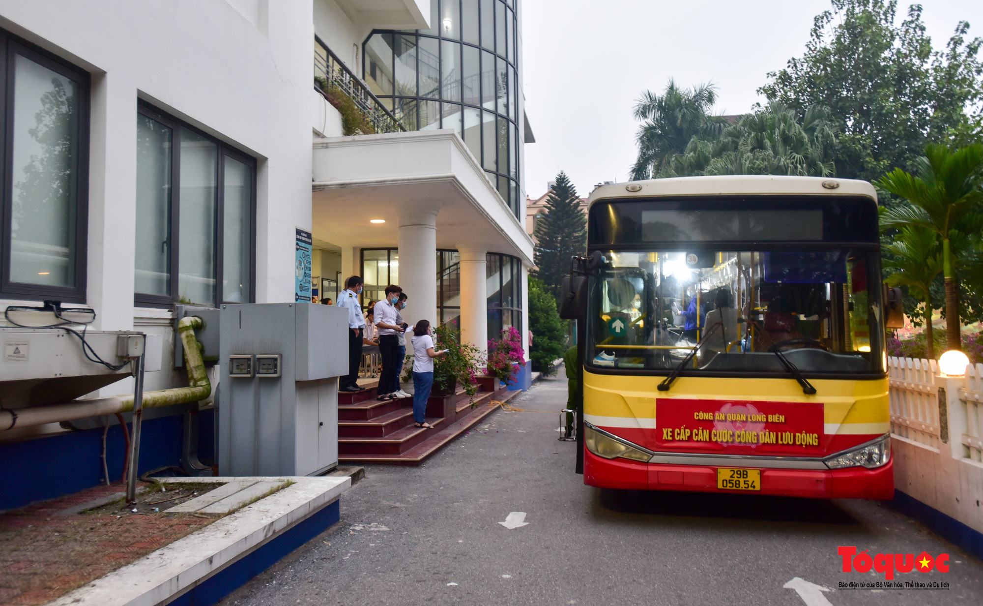 Công an Hà Nội dùng xe bus làm điểm cấp căn cước công dân lưu động - Ảnh 1.