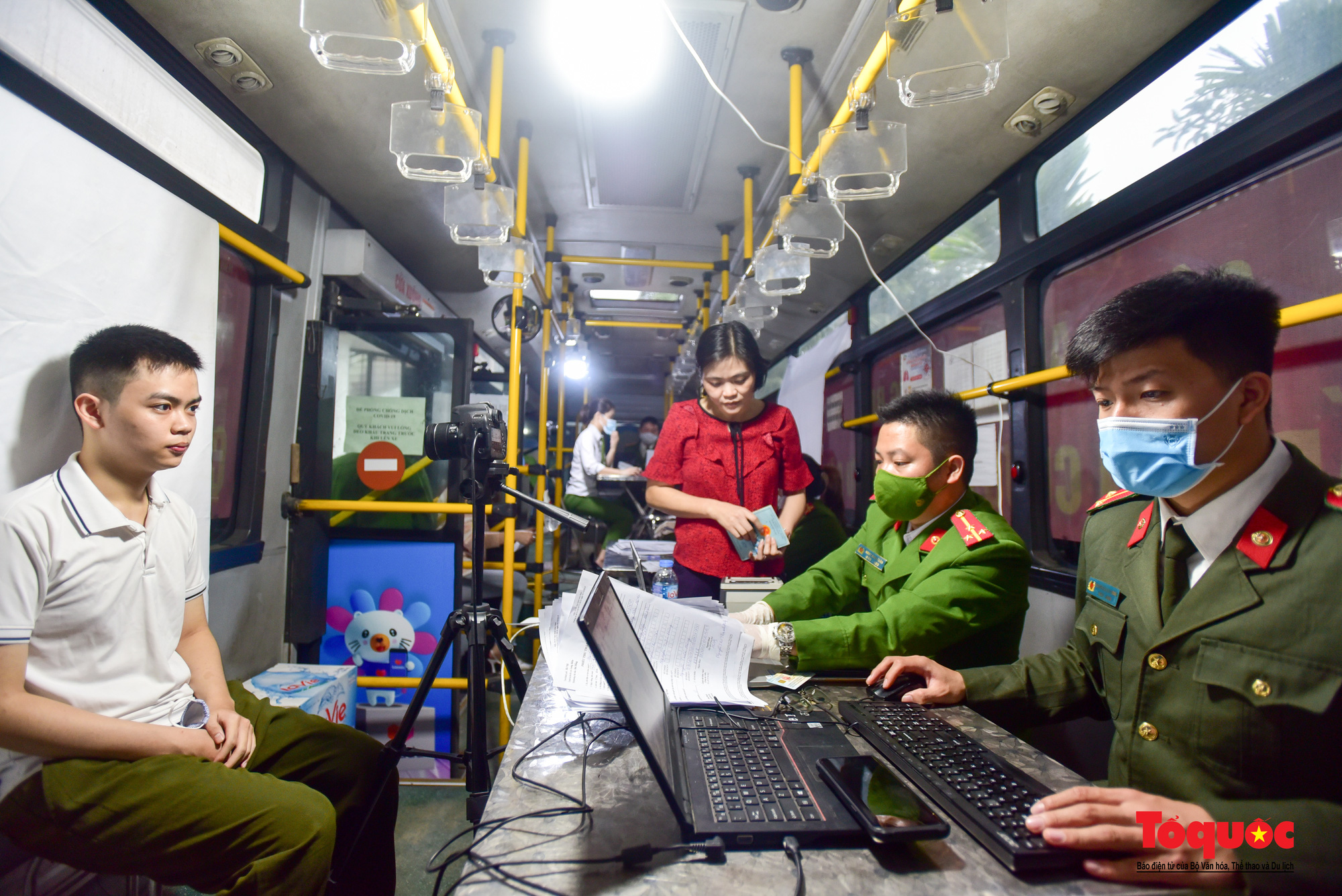 Công an Hà Nội dùng xe bus làm điểm cấp căn cước công dân lưu động - Ảnh 5.