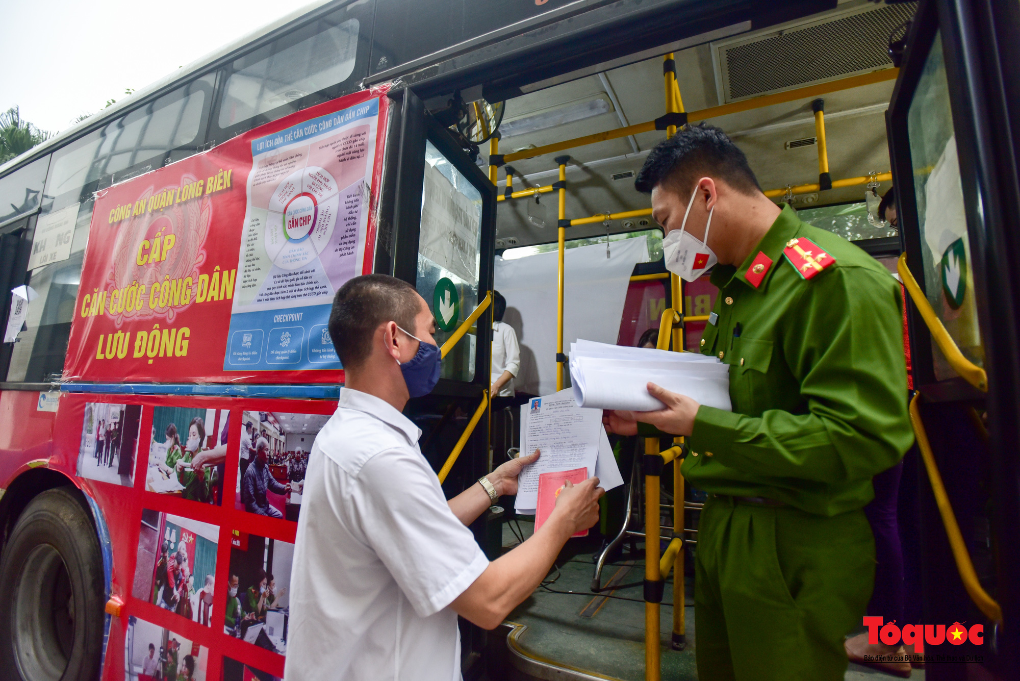 Công an Hà Nội dùng xe bus làm điểm cấp căn cước công dân lưu động - Ảnh 4.