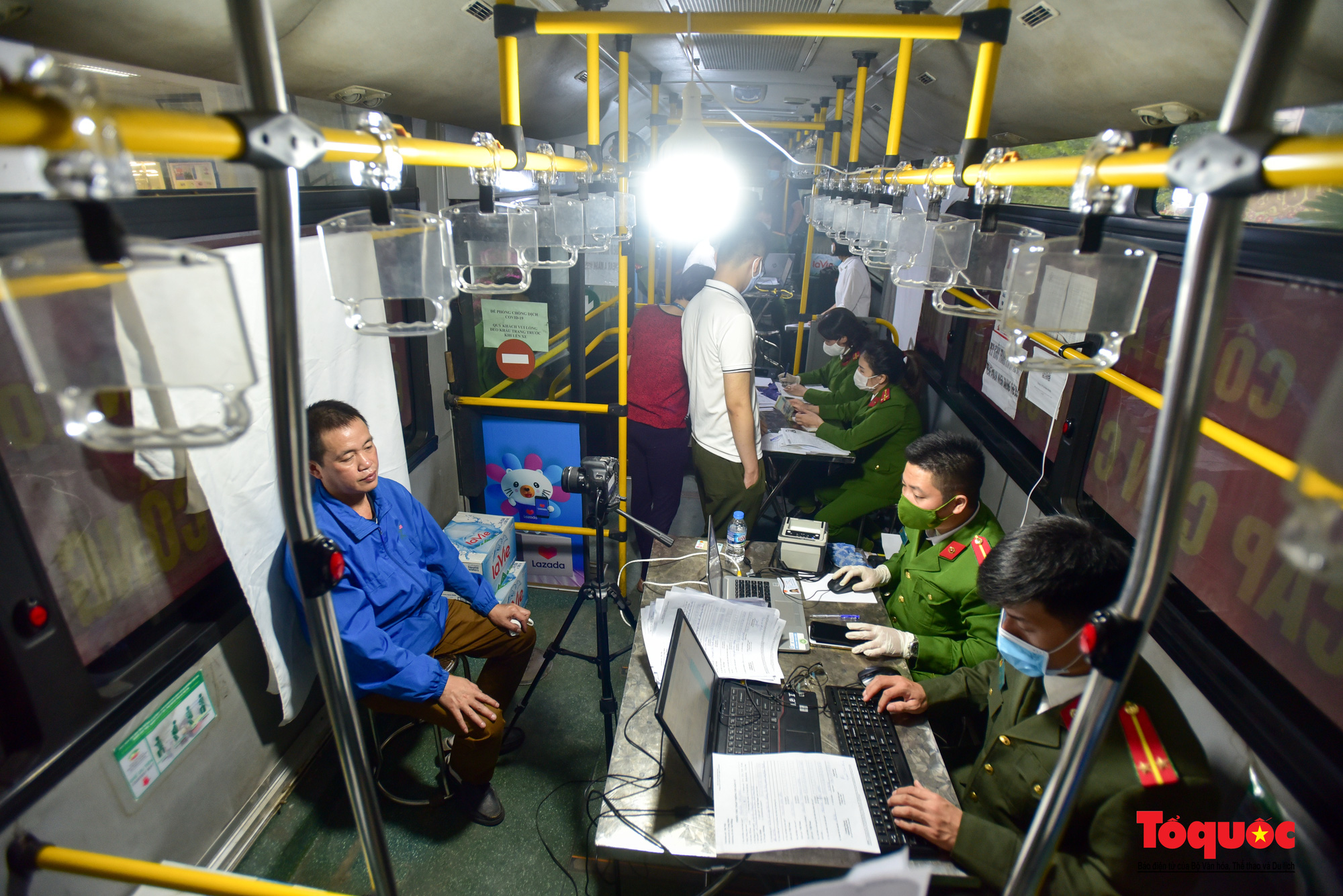 Công an Hà Nội dùng xe bus làm điểm cấp căn cước công dân lưu động - Ảnh 6.